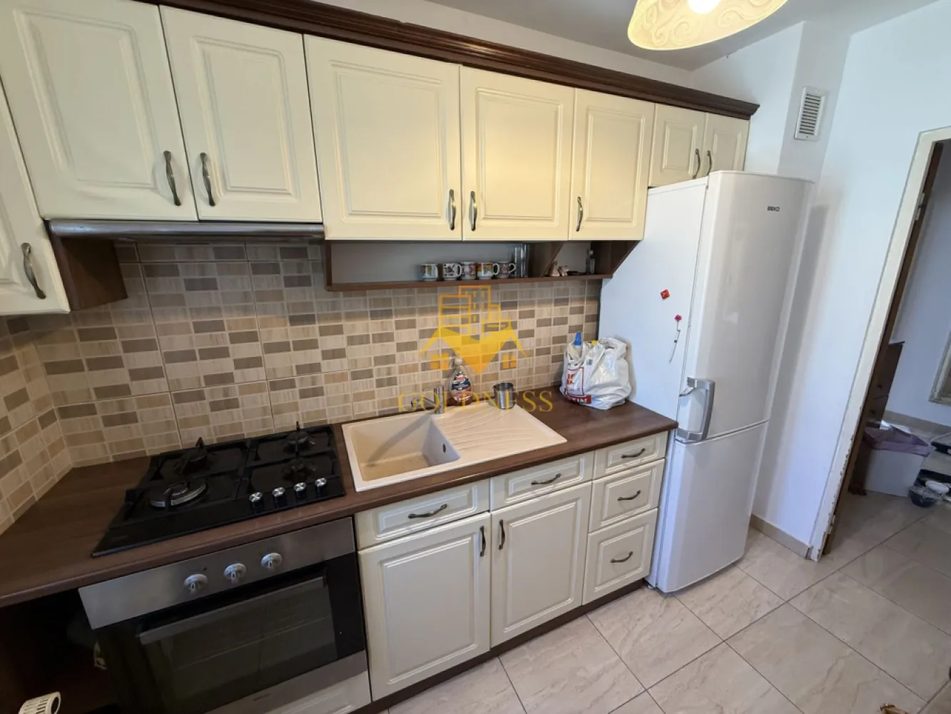 4 camere decomandate, Parcare, Denver, Big, Izlazului, Manastur - GOLDNESS Imobiliare vă propune spre închiriere un apartament cu 4 camere decomandate complet mobilat și utilat, la etajul 4 într-un imobil de 4 etaje, în Cartierul Manastur, Zona Big , Izlazului.
Dispune de loc de parcare!
Se află în apropierea stațiilor de transport în comun, magazine, restaurante, spații verzi, farmacii, etc. 

Apartamentul este compartimentat astfel:
 - 1 dormitor cu un pat matrimonial, noptiere, dressing
-1 dormitor cu o canapea extensibila, comoda TC, 2 fotolii si iesire pe balcon
-1 dormitor care va fi mobilat cu pat matrimonial si dressing
-1 dormitor care va fi mobilat cu pat single, birou, dressing
 - bucatarie complet utilată și mobilată, loc de servit masa
-debara 
 - 2 bai, dintre care una cu cada calorifer port prosop și dulap pentru depozitare, masina de spalat haine si o baie de serviciu
 - balcon de 6 mp.

Imobilul este dotat cu toate cele necesare- centrală proprie, frigider, aragaz, hotă, mașină de spălat haine, etc. 

Dacă sunteți interesați de acest apartament și doriți să îl vizionați, dar și pentru alte oferte nu ezitați să ne contactați telefonic sau prin e-mail. Vă stăm la dispoziție!
Pentru intermediere se percepe un comision de 50% din prețul chiriei!