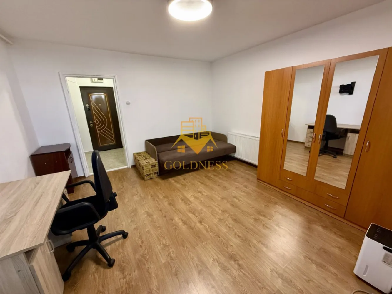 Garsoniera moderna, Baza Sportiva "La terenuri", Manastur, McDonalds - GOLDNESS Imobiliare vă propune spre închiriere o garsoniera complet mobilata și utilata, la etajul 1 într-un imobil de 10 etaje, în Cartierul Manastur.
Se poate parca in zona la liber!
Se află în apropierea stațiilor de transport în comun, magazine, restaurante, spații verzi, farmacii, etc. 

Garsoniera este compartimentata astfel:
 -o camera cu canapea extensibila, spatiu de depozitare, TV si birou.
 - bucatarie complet mobilata si utilata.
 - baie cu cabina de dus, calorifer port prosop și dulap pentru depozitare.

Imobilul este dotat cu toate cele necesare- centrală proprie, mașină de spălat haine, frigider, aragaz, cuptor cu microunde, etc. 

Dacă sunteți interesați de acest apartament și doriți să îl vizionați, dar și pentru alte oferte nu ezitați să ne contactați telefonic sau prin e-mail. Vă stăm la dispoziție!

Pentru intermediere se percepe un comision de 50% din prețul chiriei!