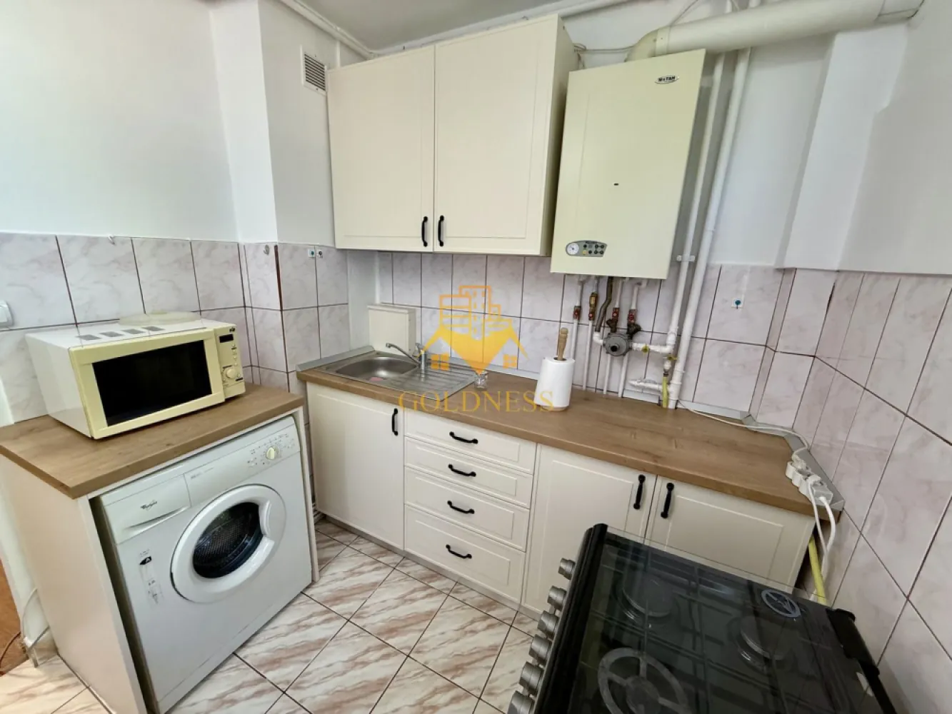 Garsoniera moderna, Baza Sportiva "La terenuri", Manastur, McDonalds - GOLDNESS Imobiliare vă propune spre închiriere o garsoniera complet mobilata și utilata, la etajul 1 într-un imobil de 10 etaje, în Cartierul Manastur.
Se poate parca in zona la liber!
Se află în apropierea stațiilor de transport în comun, magazine, restaurante, spații verzi, farmacii, etc. 

Garsoniera este compartimentata astfel:
 -o camera cu canapea extensibila, spatiu de depozitare, TV si birou.
 - bucatarie complet mobilata si utilata.
 - baie cu cabina de dus, calorifer port prosop și dulap pentru depozitare.

Imobilul este dotat cu toate cele necesare- centrală proprie, mașină de spălat haine, frigider, aragaz, cuptor cu microunde, etc. 

Dacă sunteți interesați de acest apartament și doriți să îl vizionați, dar și pentru alte oferte nu ezitați să ne contactați telefonic sau prin e-mail. Vă stăm la dispoziție!

Pentru intermediere se percepe un comision de 50% din prețul chiriei!