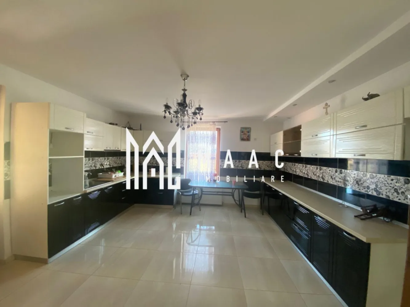 Casa individuală 5 camere I Curte I Utilități I Rasinari - MAAC IMOBILIARE va prezinta o casă individuală elegantă, situată într-o zonă buna din Rășinari, pe stradă privată, oferind liniște, intimitate. Suprafețe conform Cărții Funciare: • Teren: 567 mp • Suprafață construită desfășurată: aprox. 297 mp Compartimentare: Parter: • Living • Bucătărie separată • Dormitor / birou • Baie Etaj: • 3 dormitoare luminoase • Dressing generos • Baie Facilități și avantaje: • Bucătărie de vară • Anexe • Curte privată, • Acces exclusiv pe stradă privată, pentru un plus de confort și siguranță Proprietatea este intabulată, cu acte la zi, reprezintă o alegere excelentă atât pentru locuință de familie, cât și pentru investiție sau reședință de vacanță într-una dintre cele mai căutate zone de lângă Sibiu. Pentru detalii suplimentare și vizionări private, precizați ca ați văzut proprietatea cu ID CP2889012 }}