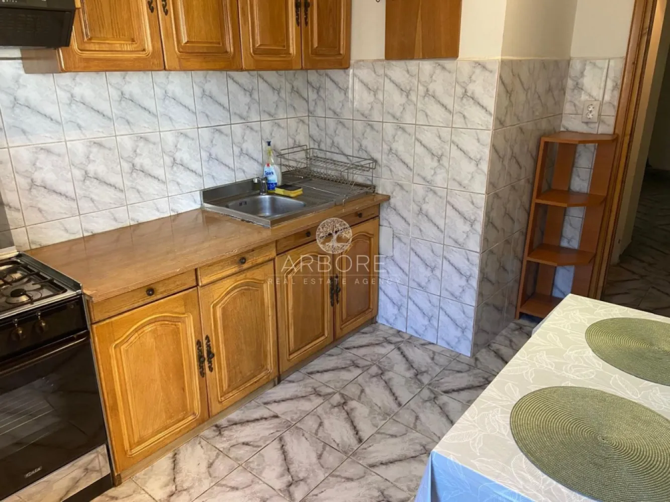 Închiriere apartament 3 camere, decomandat, zona Traian-Unirii - Apartament cu 3 camere decomandat, situat la etajul 3 din 8, într-un imobil bine întreținut, amplasat în zona Unirii. 
Proprietatea beneficiază de o compartimentare eficientă, cu camere spațioase și bine luminate natural. Apartamentul dispune de living generos, două dormitoare, bucătărie separată, baie și spații de depozitare, oferind confort și funcționalitate pentru o familie sau pentru investiție. 
Poziționarea excelentă asigură acces rapid către mijloace de transport în comun, centre comerciale, restaurante, școli și alte puncte de interes din zonă. 
Zona Unirii este una dintre cele mai căutate din oraș, oferind un stil de viață urban, dinamic și bine conectat.
Disponibil imediat . Se inchiriaza complet mobilat si utilat.
Va stam la dispozitie pentru informatii suplimentare sau pentru programarea unei vizionari.
Comisionul agentiei este de 50% din prima prima luna, iar perioada minima a inchirierii este de 12 luni.
Doar cetateni romani si fara animale.

Cu deosebita consideratie, 
Arbore Real Estate