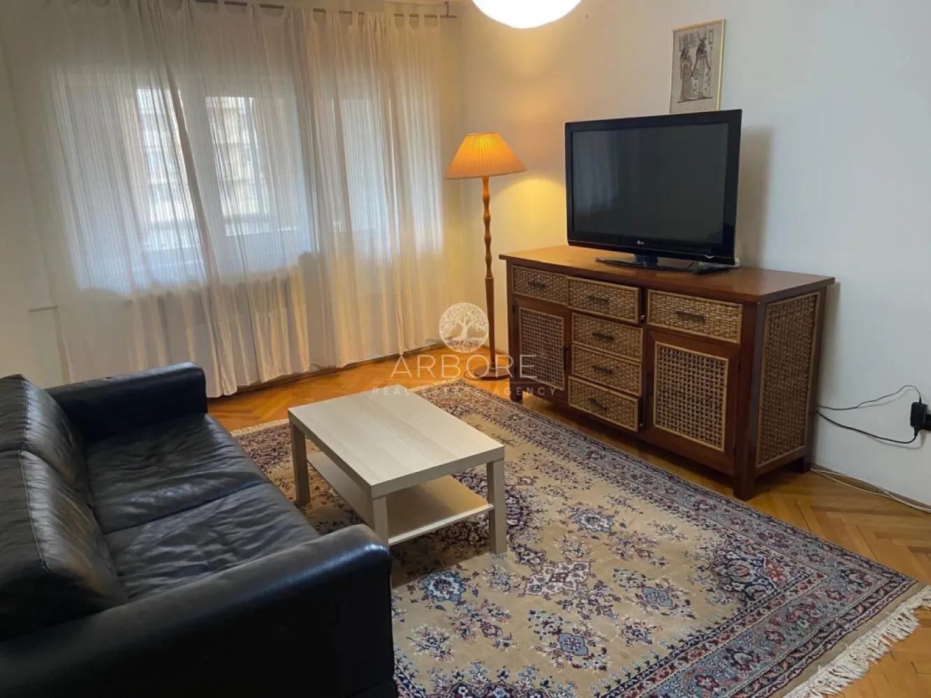 Închiriere apartament 3 camere, decomandat, zona Traian-Unirii - Apartament cu 3 camere decomandat, situat la etajul 3 din 8, într-un imobil bine întreținut, amplasat în zona Unirii. 
Proprietatea beneficiază de o compartimentare eficientă, cu camere spațioase și bine luminate natural. Apartamentul dispune de living generos, două dormitoare, bucătărie separată, baie și spații de depozitare, oferind confort și funcționalitate pentru o familie sau pentru investiție. 
Poziționarea excelentă asigură acces rapid către mijloace de transport în comun, centre comerciale, restaurante, școli și alte puncte de interes din zonă. 
Zona Unirii este una dintre cele mai căutate din oraș, oferind un stil de viață urban, dinamic și bine conectat.
Disponibil imediat . Se inchiriaza complet mobilat si utilat.
Va stam la dispozitie pentru informatii suplimentare sau pentru programarea unei vizionari.
Comisionul agentiei este de 50% din prima prima luna, iar perioada minima a inchirierii este de 12 luni.
Doar cetateni romani si fara animale.

Cu deosebita consideratie, 
Arbore Real Estate