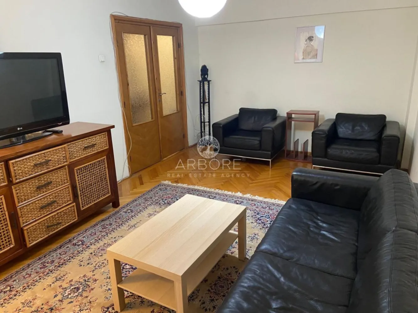 Închiriere apartament 3 camere, decomandat, zona Traian-Unirii - Apartament cu 3 camere decomandat, situat la etajul 3 din 8, într-un imobil bine întreținut, amplasat în zona Unirii. 
Proprietatea beneficiază de o compartimentare eficientă, cu camere spațioase și bine luminate natural. Apartamentul dispune de living generos, două dormitoare, bucătărie separată, baie și spații de depozitare, oferind confort și funcționalitate pentru o familie sau pentru investiție. 
Poziționarea excelentă asigură acces rapid către mijloace de transport în comun, centre comerciale, restaurante, școli și alte puncte de interes din zonă. 
Zona Unirii este una dintre cele mai căutate din oraș, oferind un stil de viață urban, dinamic și bine conectat.
Disponibil imediat . Se inchiriaza complet mobilat si utilat.
Va stam la dispozitie pentru informatii suplimentare sau pentru programarea unei vizionari.
Comisionul agentiei este de 50% din prima prima luna, iar perioada minima a inchirierii este de 12 luni.
Doar cetateni romani si fara animale.

Cu deosebita consideratie, 
Arbore Real Estate