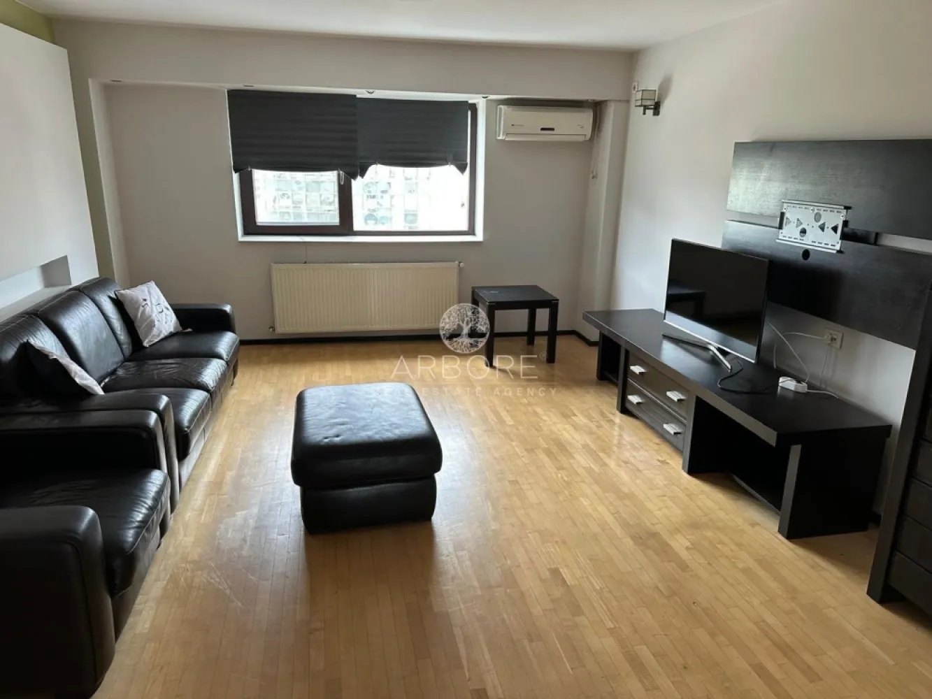 Inchiriere 3 camere termen scurt minim 1 luna , Centru - Unirii, - Inchiriere apartament de 3 camere decomandat termen scurt, se accepta studenti sau studenti Erasmus, spatios, in zona pasajului Marasesti, Sectorul 3.
Apartamentul este situat la etajul 8, este complet mobilat si utilat.
Nu se accepta animale de companie, se inchiriaza doar pe baza de contract, o luna chirie + o luna garantie.
Disponibil imediat . Seinchiriaza complet mobilat si utilat.
Va stam la dispozitie pentru informatii suplimentare sau pentru programarea unei vizionari.

Comisionul agentiei este 50% prima luna.

Cu deosebita consideratie, 
Arbore Real Estate