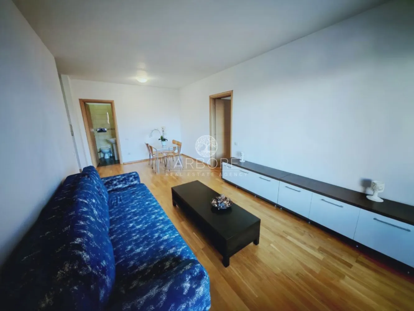 Apartament 2 camere mobilat complet Pipera | Privighetorilor | Băneasa - Vă oferim spre vânzare un apartament modern de 2 camere situat în ansamblul rezidențial Privighetorilor, una dintre cele mai apreciate dezvoltări din zona de nord a Capitalei – Pipera, Sector 1.

Proprietatea se remarcă prin poziția excelentă, compartimentarea eficientă și terasa generoasă, fiind ideală atât pentru locuit, cât și pentru investiție.

Apartamentul este situat la parterul unui imobil cu 7 etaje și beneficiază de acces facil către principalele puncte de interes din zona Băneasa – Pipera.

Compartimentare
living spațios, complet mobilat și dotat cu aer condiționat
bucătărie complet utilată și mobilată
dormitor mobilat cu baie proprie și aer condiționat
hol de intrare
WC de serviciu
terasă generoasă
Dotări și facilități
ansamblu rezidențial modern
centrală proprie a blocului
pază și securitate 24/24
finisaje de calitate
acces controlat în complex
Localizare excelentă
Apartamentul este situat pe Aleea Privighetorilor nr. 86P, Sector 1, într-o zonă verde și liniștită, aproape de principalele centre comerciale și instituții educaționale internaționale:
Grădina Zoologică Băneasa
Băneasa Shopping City
IKEA
Jolie Ville
Ambasada SUA
American International School of Bucharest
British School of Bucharest
Liceul Francez Anna de Noailles
Avenor College
numeroase școli și grădinițe private din zona Pipera

Preț
💰 175.000 EUR tva inclus
Loc de parcare disponibil separat:
15.000 EUR – parcare exterioară
18.000 EUR – parcare subterană

Comision agentie 2%