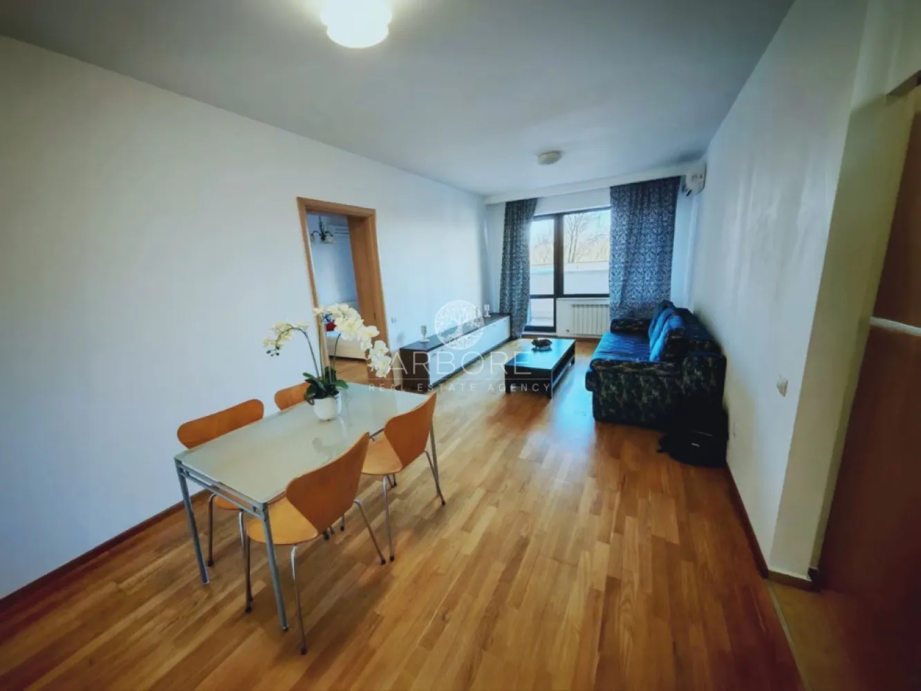 Apartament 2 camere mobilat complet Pipera | Privighetorilor | Băneasa - Vă oferim spre vânzare un apartament modern de 2 camere situat în ansamblul rezidențial Privighetorilor, una dintre cele mai apreciate dezvoltări din zona de nord a Capitalei – Pipera, Sector 1.

Proprietatea se remarcă prin poziția excelentă, compartimentarea eficientă și terasa generoasă, fiind ideală atât pentru locuit, cât și pentru investiție.

Apartamentul este situat la parterul unui imobil cu 7 etaje și beneficiază de acces facil către principalele puncte de interes din zona Băneasa – Pipera.

Compartimentare
living spațios, complet mobilat și dotat cu aer condiționat
bucătărie complet utilată și mobilată
dormitor mobilat cu baie proprie și aer condiționat
hol de intrare
WC de serviciu
terasă generoasă
Dotări și facilități
ansamblu rezidențial modern
centrală proprie a blocului
pază și securitate 24/24
finisaje de calitate
acces controlat în complex
Localizare excelentă
Apartamentul este situat pe Aleea Privighetorilor nr. 86P, Sector 1, într-o zonă verde și liniștită, aproape de principalele centre comerciale și instituții educaționale internaționale:
Grădina Zoologică Băneasa
Băneasa Shopping City
IKEA
Jolie Ville
Ambasada SUA
American International School of Bucharest
British School of Bucharest
Liceul Francez Anna de Noailles
Avenor College
numeroase școli și grădinițe private din zona Pipera

Preț
💰 175.000 EUR tva inclus
Loc de parcare disponibil separat:
15.000 EUR – parcare exterioară
18.000 EUR – parcare subterană

Comision agentie 2%