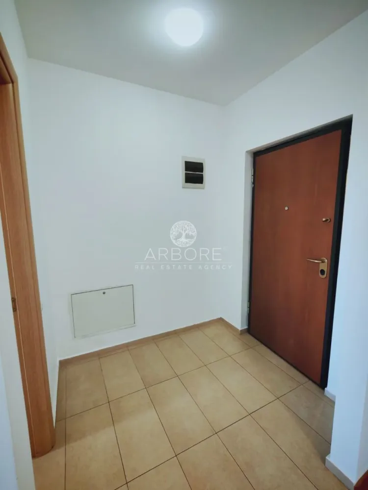 Apartament 2 camere mobilat complet Pipera | Privighetorilor | Băneasa - Vă oferim spre vânzare un apartament modern de 2 camere situat în ansamblul rezidențial Privighetorilor, una dintre cele mai apreciate dezvoltări din zona de nord a Capitalei – Pipera, Sector 1.

Proprietatea se remarcă prin poziția excelentă, compartimentarea eficientă și terasa generoasă, fiind ideală atât pentru locuit, cât și pentru investiție.

Apartamentul este situat la parterul unui imobil cu 7 etaje și beneficiază de acces facil către principalele puncte de interes din zona Băneasa – Pipera.

Compartimentare
living spațios, complet mobilat și dotat cu aer condiționat
bucătărie complet utilată și mobilată
dormitor mobilat cu baie proprie și aer condiționat
hol de intrare
WC de serviciu
terasă generoasă
Dotări și facilități
ansamblu rezidențial modern
centrală proprie a blocului
pază și securitate 24/24
finisaje de calitate
acces controlat în complex
Localizare excelentă
Apartamentul este situat pe Aleea Privighetorilor nr. 86P, Sector 1, într-o zonă verde și liniștită, aproape de principalele centre comerciale și instituții educaționale internaționale:
Grădina Zoologică Băneasa
Băneasa Shopping City
IKEA
Jolie Ville
Ambasada SUA
American International School of Bucharest
British School of Bucharest
Liceul Francez Anna de Noailles
Avenor College
numeroase școli și grădinițe private din zona Pipera

Preț
💰 175.000 EUR tva inclus
Loc de parcare disponibil separat:
15.000 EUR – parcare exterioară
18.000 EUR – parcare subterană

Comision agentie 2%