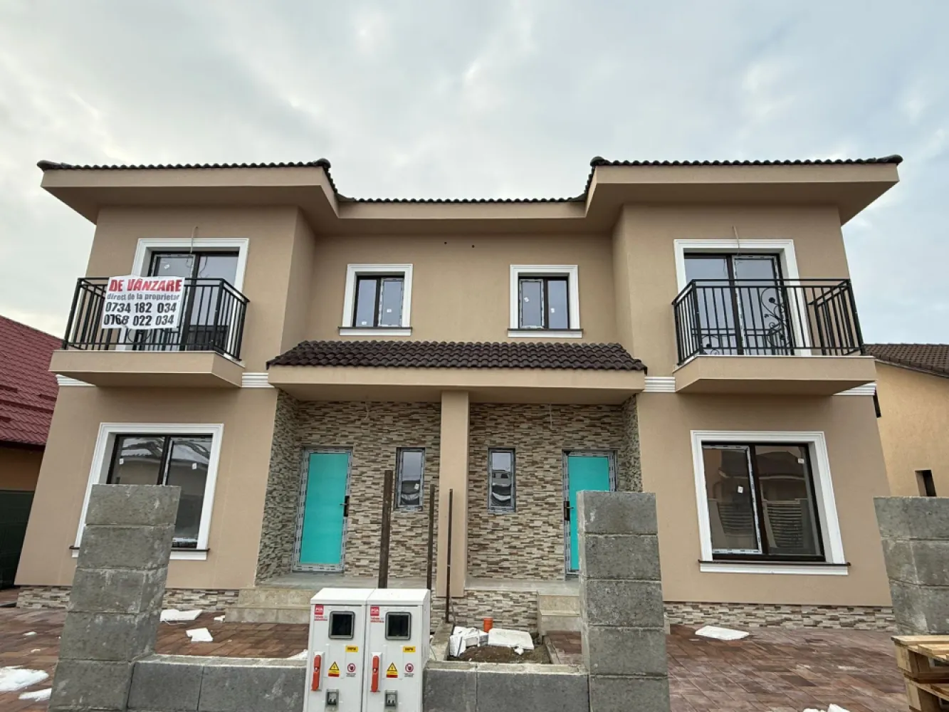 Duplex P+1, direct de la proprietar - ‼️ DIRECT DE LA PROPRIETAR ‼️Duplex P+1, de vânzare, Mosnita Noua, situat într-o zonă liniștită ce oferă acces facil către puncte de interes: centru comercial ( Auchan, Mega Image, Profi, eso, Banca Transilvania, Jysk, Sinsay, și multe altele), grădinița, farmacii, transport în comun.PREȚ: 225.000€Acesta este potrivit pentru familii, fiind foarte spațios și compartimentat în felul următor: etajul are 3 camere, plus o baie cu jacuzzi, acces la pod, iar parterul are o bucătărie închisă, un living spațios, de asemenea cu acces către terasă, o baie cu duș, o cameră care poate fii birou sau un dormitor, în total dispuneți de 116 mp utili.Curtea este una spațioasă, suprafață totală a proprietății fiind de 384 mp.Ca și dotări, acest imobil vă oferă încălzire în pardoseală pe întreaga suprafață și 3 locuri de parcare.Imobilul dispune de curent electric, gaz, apă (de la rețea și foraj), canalizarea la rețea publică, fibra optică.Pentru mai multe detalii, dar și pentru o programare la vizionare, puteți să sunați la numerele de telefon: 0768022034 și 0734182034, disponibile chiar și în weekend. }}
