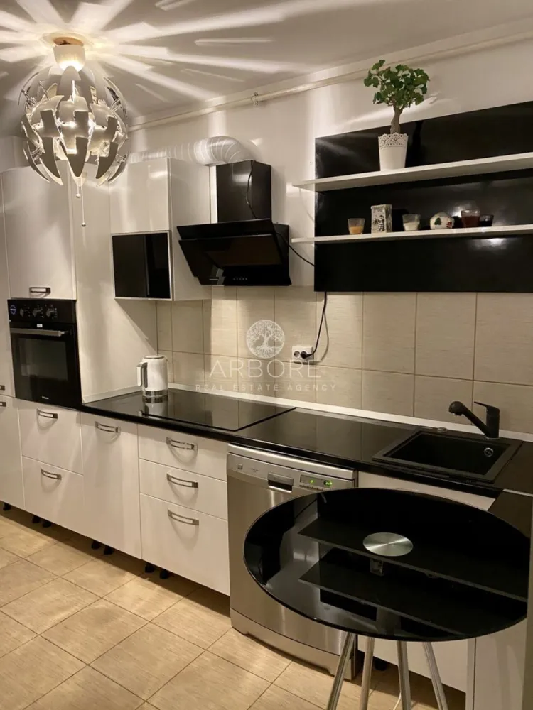 Apartament spațios 2 camere | Mobilat și utilat complet | Zona Pipera - Descoperiți o locuință modernă, gata de mutare, situată într-o zonă exclusivistă în apropierea pădurii și a principalelor artere de acces.

Detalii apartament:
2 camere foarte bine compartimentate
Living generos, mobilat cu gust: canapea extensibilă din piele + zonă de dining
Bucătărie complet echipată: cuptor electric, plită electrică, hotă performanta, chiuvetă și baterie de la Franke
Aer condiționat Samsung în zona de zi pentru confort termic optim
Dormitor elegant: pat din piele de la Mobexpert + dressing mare IKEA
Hol cu dressing generos, uși oglindă – spațiu excelent de depozitare
Două balcoane spațioase – ideale pentru relaxare sau momentul de socializare
Baie echipată cu cadă + maşină de spălat rufe cu uscător inclus
Imobilul oferă: pază 24/7, sistem CCTV, acces securizat (SMS) – siguranţă şi confort
Staţie de autobuz chiar în faţa blocului – acces facil la transport public
Zona are grădiniţe și şcoli în apropiere – ideal pentru locuire sau investiţie

De ce merită această zonă:
Acces rapid către centură / autostradă – ideal pentru deplasări către centru, aeroport, munte sau mare
Proximitate faţă de magazine mari şi centre comerciale: supermarket-uri, magazine de bricolaj, toate la îndemână
Zonă rezidenţială stabilă, apreciată şi în continuă dezvoltare – un plus pentru o investiţie pe termen mediu/lung

Concluzie:
Această proprietate este perfectă atât pentru cei care îşi doresc un loc de locuit elegant şi funcţional, cât şi pentru investitori care urmăresc o locaţie bine cotată. Mobilată şi utilată, cu două balcoane, într-o zonă cu facilităţi excelente – pregătită pentru mutare imediată.