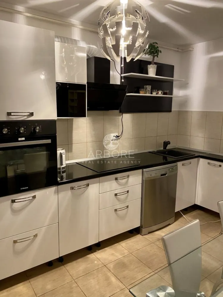 Apartament spațios 2 camere | Mobilat și utilat complet | Zona Pipera - Descoperiți o locuință modernă, gata de mutare, situată într-o zonă exclusivistă în apropierea pădurii și a principalelor artere de acces.

Detalii apartament:
2 camere foarte bine compartimentate
Living generos, mobilat cu gust: canapea extensibilă din piele + zonă de dining
Bucătărie complet echipată: cuptor electric, plită electrică, hotă performanta, chiuvetă și baterie de la Franke
Aer condiționat Samsung în zona de zi pentru confort termic optim
Dormitor elegant: pat din piele de la Mobexpert + dressing mare IKEA
Hol cu dressing generos, uși oglindă – spațiu excelent de depozitare
Două balcoane spațioase – ideale pentru relaxare sau momentul de socializare
Baie echipată cu cadă + maşină de spălat rufe cu uscător inclus
Imobilul oferă: pază 24/7, sistem CCTV, acces securizat (SMS) – siguranţă şi confort
Staţie de autobuz chiar în faţa blocului – acces facil la transport public
Zona are grădiniţe și şcoli în apropiere – ideal pentru locuire sau investiţie

De ce merită această zonă:
Acces rapid către centură / autostradă – ideal pentru deplasări către centru, aeroport, munte sau mare
Proximitate faţă de magazine mari şi centre comerciale: supermarket-uri, magazine de bricolaj, toate la îndemână
Zonă rezidenţială stabilă, apreciată şi în continuă dezvoltare – un plus pentru o investiţie pe termen mediu/lung

Concluzie:
Această proprietate este perfectă atât pentru cei care îşi doresc un loc de locuit elegant şi funcţional, cât şi pentru investitori care urmăresc o locaţie bine cotată. Mobilată şi utilată, cu două balcoane, într-o zonă cu facilităţi excelente – pregătită pentru mutare imediată.