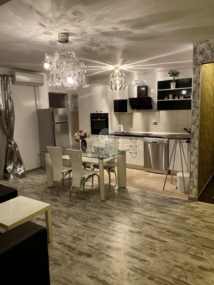 Apartament spațios 2 camere | Mobilat și utilat complet | Zona Pipera - Descoperiți o locuință modernă, gata de mutare, situată într-o zonă exclusivistă în apropierea pădurii și a principalelor artere de acces.

Detalii apartament:
2 camere foarte bine compartimentate
Living generos, mobilat cu gust: canapea extensibilă din piele + zonă de dining
Bucătărie complet echipată: cuptor electric, plită electrică, hotă performanta, chiuvetă și baterie de la Franke
Aer condiționat Samsung în zona de zi pentru confort termic optim
Dormitor elegant: pat din piele de la Mobexpert + dressing mare IKEA
Hol cu dressing generos, uși oglindă – spațiu excelent de depozitare
Două balcoane spațioase – ideale pentru relaxare sau momentul de socializare
Baie echipată cu cadă + maşină de spălat rufe cu uscător inclus
Imobilul oferă: pază 24/7, sistem CCTV, acces securizat (SMS) – siguranţă şi confort
Staţie de autobuz chiar în faţa blocului – acces facil la transport public
Zona are grădiniţe și şcoli în apropiere – ideal pentru locuire sau investiţie

De ce merită această zonă:
Acces rapid către centură / autostradă – ideal pentru deplasări către centru, aeroport, munte sau mare
Proximitate faţă de magazine mari şi centre comerciale: supermarket-uri, magazine de bricolaj, toate la îndemână
Zonă rezidenţială stabilă, apreciată şi în continuă dezvoltare – un plus pentru o investiţie pe termen mediu/lung

Concluzie:
Această proprietate este perfectă atât pentru cei care îşi doresc un loc de locuit elegant şi funcţional, cât şi pentru investitori care urmăresc o locaţie bine cotată. Mobilată şi utilată, cu două balcoane, într-o zonă cu facilităţi excelente – pregătită pentru mutare imediată.