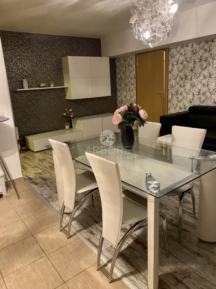 Apartament spațios 2 camere | Mobilat și utilat complet | Zona Pipera - Descoperiți o locuință modernă, gata de mutare, situată într-o zonă exclusivistă în apropierea pădurii și a principalelor artere de acces.

Detalii apartament:
2 camere foarte bine compartimentate
Living generos, mobilat cu gust: canapea extensibilă din piele + zonă de dining
Bucătărie complet echipată: cuptor electric, plită electrică, hotă performanta, chiuvetă și baterie de la Franke
Aer condiționat Samsung în zona de zi pentru confort termic optim
Dormitor elegant: pat din piele de la Mobexpert + dressing mare IKEA
Hol cu dressing generos, uși oglindă – spațiu excelent de depozitare
Două balcoane spațioase – ideale pentru relaxare sau momentul de socializare
Baie echipată cu cadă + maşină de spălat rufe cu uscător inclus
Imobilul oferă: pază 24/7, sistem CCTV, acces securizat (SMS) – siguranţă şi confort
Staţie de autobuz chiar în faţa blocului – acces facil la transport public
Zona are grădiniţe și şcoli în apropiere – ideal pentru locuire sau investiţie

De ce merită această zonă:
Acces rapid către centură / autostradă – ideal pentru deplasări către centru, aeroport, munte sau mare
Proximitate faţă de magazine mari şi centre comerciale: supermarket-uri, magazine de bricolaj, toate la îndemână
Zonă rezidenţială stabilă, apreciată şi în continuă dezvoltare – un plus pentru o investiţie pe termen mediu/lung

Concluzie:
Această proprietate este perfectă atât pentru cei care îşi doresc un loc de locuit elegant şi funcţional, cât şi pentru investitori care urmăresc o locaţie bine cotată. Mobilată şi utilată, cu două balcoane, într-o zonă cu facilităţi excelente – pregătită pentru mutare imediată.