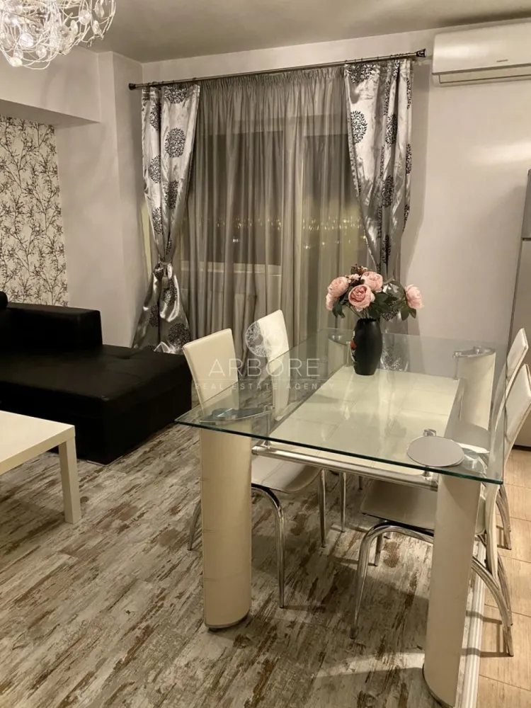 Apartament spațios 2 camere | Mobilat și utilat complet | Zona Pipera - Descoperiți o locuință modernă, gata de mutare, situată într-o zonă exclusivistă în apropierea pădurii și a principalelor artere de acces.

Detalii apartament:
2 camere foarte bine compartimentate
Living generos, mobilat cu gust: canapea extensibilă din piele + zonă de dining
Bucătărie complet echipată: cuptor electric, plită electrică, hotă performanta, chiuvetă și baterie de la Franke
Aer condiționat Samsung în zona de zi pentru confort termic optim
Dormitor elegant: pat din piele de la Mobexpert + dressing mare IKEA
Hol cu dressing generos, uși oglindă – spațiu excelent de depozitare
Două balcoane spațioase – ideale pentru relaxare sau momentul de socializare
Baie echipată cu cadă + maşină de spălat rufe cu uscător inclus
Imobilul oferă: pază 24/7, sistem CCTV, acces securizat (SMS) – siguranţă şi confort
Staţie de autobuz chiar în faţa blocului – acces facil la transport public
Zona are grădiniţe și şcoli în apropiere – ideal pentru locuire sau investiţie

De ce merită această zonă:
Acces rapid către centură / autostradă – ideal pentru deplasări către centru, aeroport, munte sau mare
Proximitate faţă de magazine mari şi centre comerciale: supermarket-uri, magazine de bricolaj, toate la îndemână
Zonă rezidenţială stabilă, apreciată şi în continuă dezvoltare – un plus pentru o investiţie pe termen mediu/lung

Concluzie:
Această proprietate este perfectă atât pentru cei care îşi doresc un loc de locuit elegant şi funcţional, cât şi pentru investitori care urmăresc o locaţie bine cotată. Mobilată şi utilată, cu două balcoane, într-o zonă cu facilităţi excelente – pregătită pentru mutare imediată.