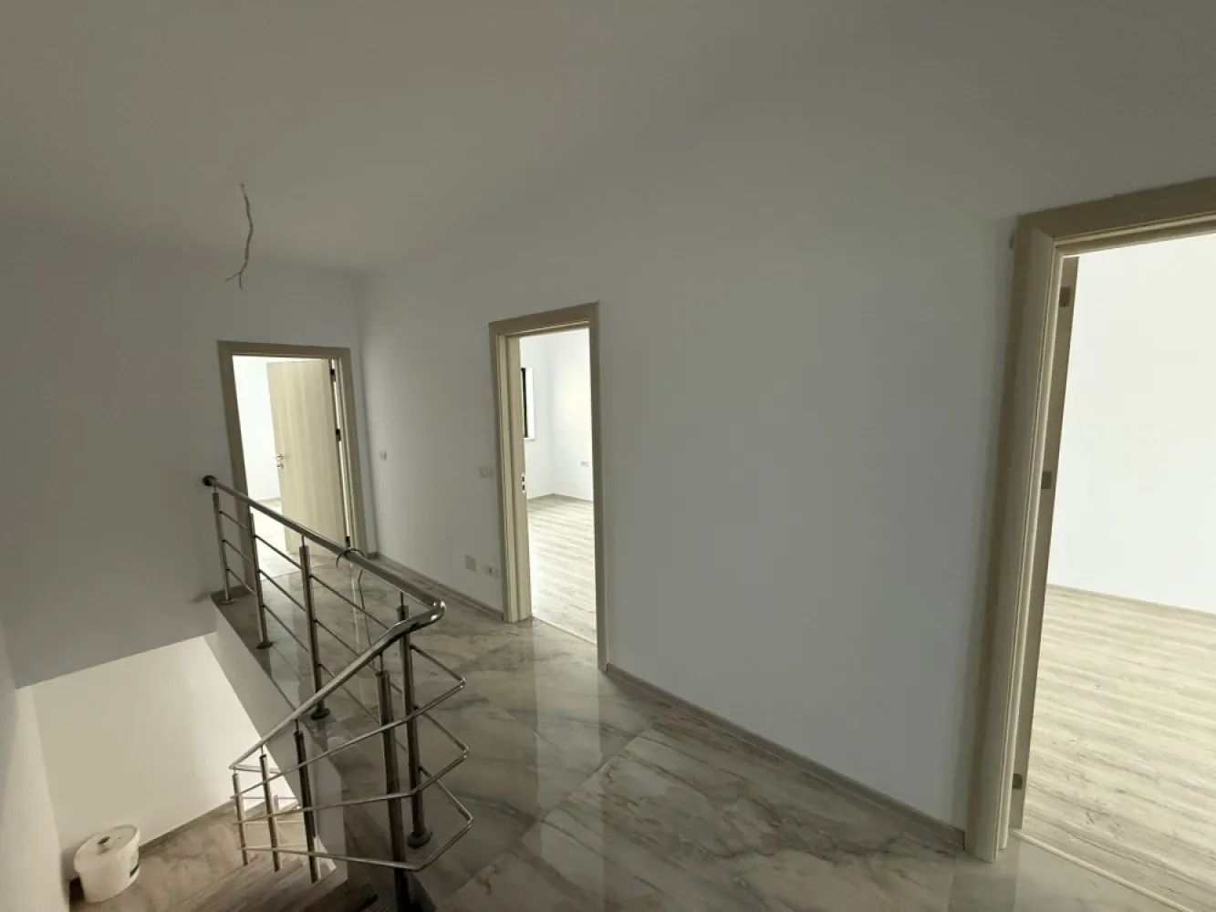 Duplex P+1, direct de la proprietar - ‼️ DIRECT DE LA PROPRIETAR ‼️Duplex P+1, de vânzare, Mosnita Noua, situat într-o zonă liniștită ce oferă acces facil către puncte de interes: centru comercial ( Auchan, Mega Image, Profi, eso, Banca Transilvania, Jysk, Sinsay, și multe altele), grădinița, farmacii, transport în comun.PREȚ: 225.000€Acesta este potrivit pentru familii, fiind foarte spațios și compartimentat în felul următor: etajul are 3 camere, plus o baie cu jacuzzi, acces la pod, iar parterul are o bucătărie închisă, un living spațios, de asemenea cu acces către terasă, o baie cu duș, o cameră care poate fii birou sau un dormitor, în total dispuneți de 116 mp utili.Curtea este una spațioasă, suprafață totală a proprietății fiind de 384 mp.Ca și dotări, acest imobil vă oferă încălzire în pardoseală pe întreaga suprafață și 3 locuri de parcare.Imobilul dispune de curent electric, gaz, apă (de la rețea și foraj), canalizarea la rețea publică, fibra optică.Pentru mai multe detalii, dar și pentru o programare la vizionare, puteți să sunați la numerele de telefon: 0768022034 și 0734182034, disponibile chiar și în weekend. }}