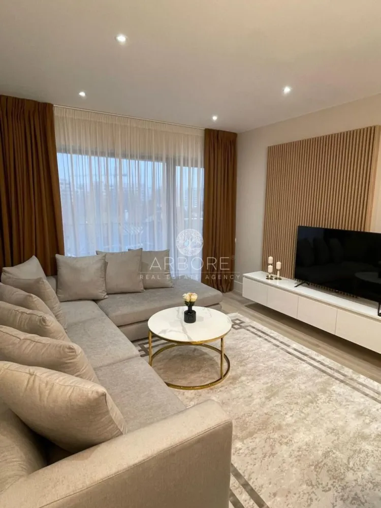 Apartament premium 3 camere zona Pipera | Piscină, Gym, Parcare - Arbore Real Estate vă propune spre închiriere un apartament cu 3 camere situat în prestigiosul ansamblu Triana Residence, Pipera – o locație premium, ideală pentru familii sau expați care doresc confort, siguranță și acces rapid la facilități esențiale.

📍 Localizare excelentă – în apropiere de:

Școli internaționale de top: American School, British School, Lycée Français "Anna de Noailles", Mark Twain, Avenor College
Universitatea Româno-Americană
Centre comerciale: Băneasa Shopping City, Jolie Ville, Strip Mall
Cluburi și facilități de lifestyle: Stejarii Country Club, World Class Jolie Ville, Atlantis Club
Pădurea Băneasa – pentru aer curat și relaxare în natură
🏢 Detalii proprietate:

Suprafață utilă: 84 mp
Compartimentare practică: living luminos, bucătărie open-space, 2 dormitoare, 2 băi, balcon
Loc de parcare subteran inclus
Mobilat modern și complet utilat
🎯 Facilități premium în complex:

Sală de fitness complet echipată
Piscină exterioară
Loc de joacă pentru copii
Zonă de relaxare privată

Disponibil din 01.03.2026 

Contract minim 12 luni
Comision agentie 50% din prima luna
Preț: 1300

📞 Disponibil imediat! Contactați-ne pentru vizionare.