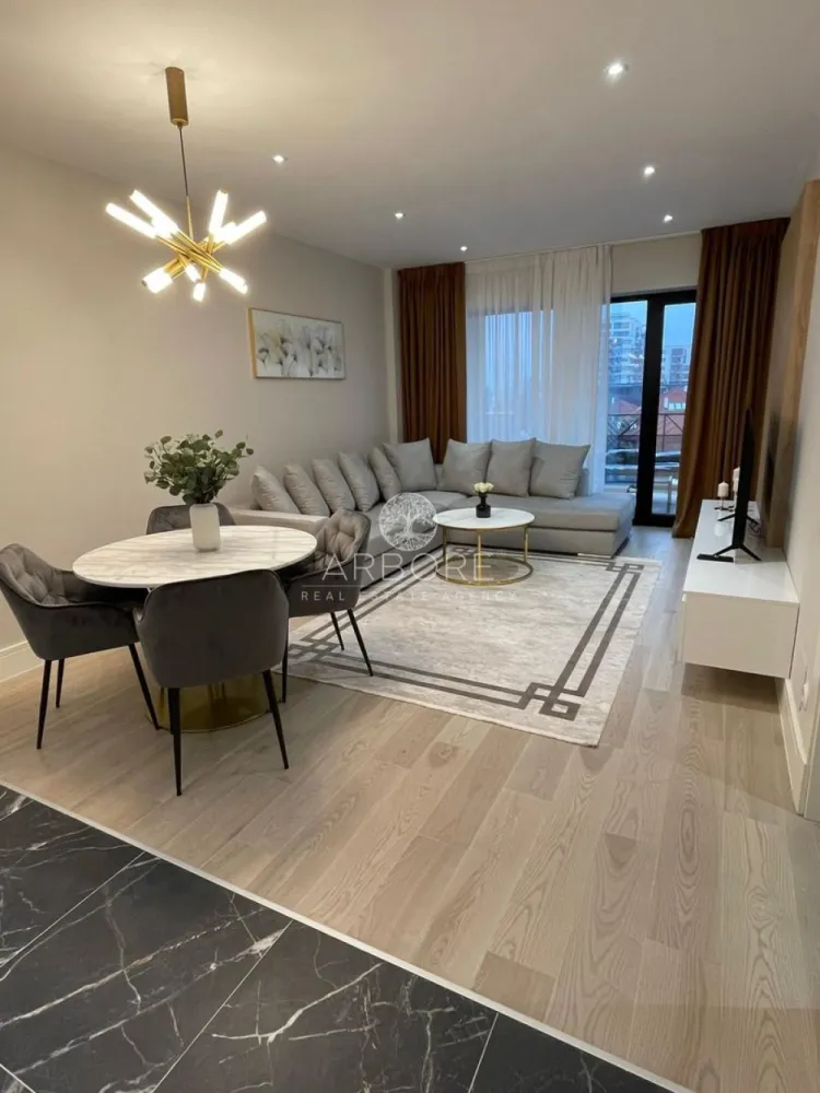 Apartament premium 3 camere zona Pipera | Piscină, Gym, Parcare - Arbore Real Estate vă propune spre închiriere un apartament cu 3 camere situat în prestigiosul ansamblu Triana Residence, Pipera – o locație premium, ideală pentru familii sau expați care doresc confort, siguranță și acces rapid la facilități esențiale.

📍 Localizare excelentă – în apropiere de:

Școli internaționale de top: American School, British School, Lycée Français "Anna de Noailles", Mark Twain, Avenor College
Universitatea Româno-Americană
Centre comerciale: Băneasa Shopping City, Jolie Ville, Strip Mall
Cluburi și facilități de lifestyle: Stejarii Country Club, World Class Jolie Ville, Atlantis Club
Pădurea Băneasa – pentru aer curat și relaxare în natură
🏢 Detalii proprietate:

Suprafață utilă: 84 mp
Compartimentare practică: living luminos, bucătărie open-space, 2 dormitoare, 2 băi, balcon
Loc de parcare subteran inclus
Mobilat modern și complet utilat
🎯 Facilități premium în complex:

Sală de fitness complet echipată
Piscină exterioară
Loc de joacă pentru copii
Zonă de relaxare privată

Disponibil din 01.03.2026 

Contract minim 12 luni
Comision agentie 50% din prima luna
Preț: 1300

📞 Disponibil imediat! Contactați-ne pentru vizionare.