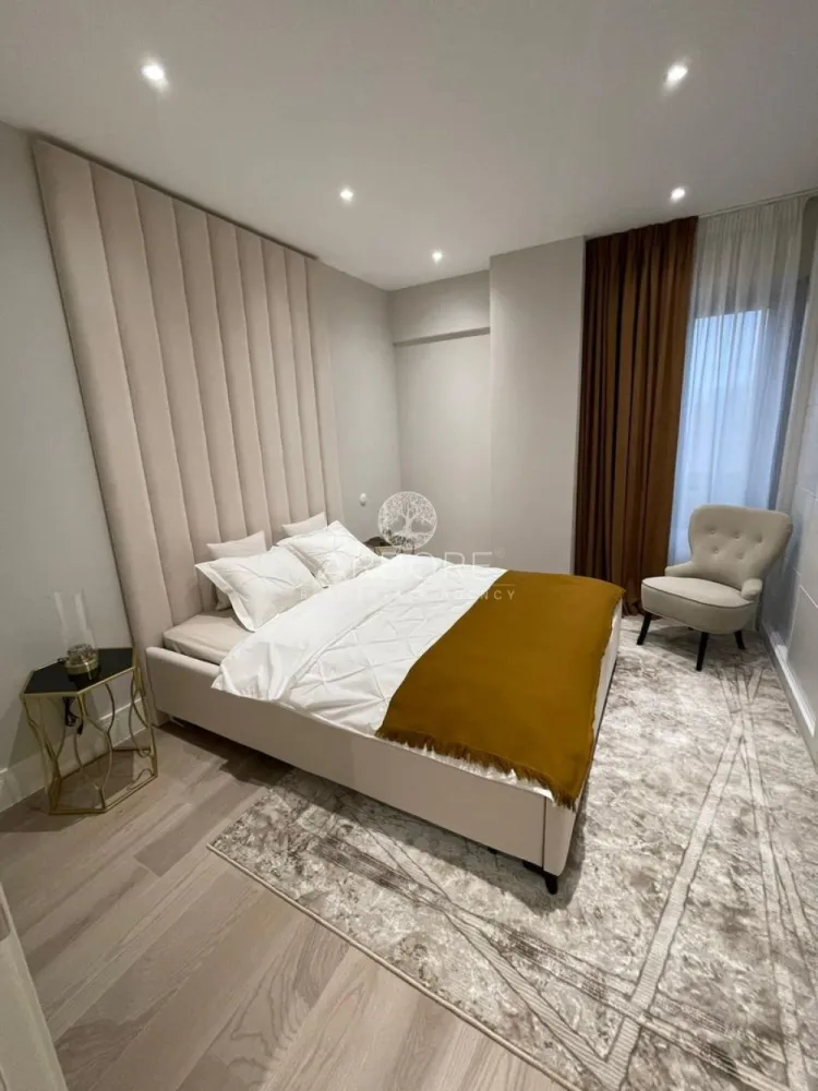 Apartament premium 3 camere zona Pipera | Piscină, Gym, Parcare - Arbore Real Estate vă propune spre închiriere un apartament cu 3 camere situat în prestigiosul ansamblu Triana Residence, Pipera – o locație premium, ideală pentru familii sau expați care doresc confort, siguranță și acces rapid la facilități esențiale.

📍 Localizare excelentă – în apropiere de:

Școli internaționale de top: American School, British School, Lycée Français "Anna de Noailles", Mark Twain, Avenor College
Universitatea Româno-Americană
Centre comerciale: Băneasa Shopping City, Jolie Ville, Strip Mall
Cluburi și facilități de lifestyle: Stejarii Country Club, World Class Jolie Ville, Atlantis Club
Pădurea Băneasa – pentru aer curat și relaxare în natură
🏢 Detalii proprietate:

Suprafață utilă: 84 mp
Compartimentare practică: living luminos, bucătărie open-space, 2 dormitoare, 2 băi, balcon
Loc de parcare subteran inclus
Mobilat modern și complet utilat
🎯 Facilități premium în complex:

Sală de fitness complet echipată
Piscină exterioară
Loc de joacă pentru copii
Zonă de relaxare privată

Disponibil din 01.03.2026 

Contract minim 12 luni
Comision agentie 50% din prima luna
Preț: 1300

📞 Disponibil imediat! Contactați-ne pentru vizionare.