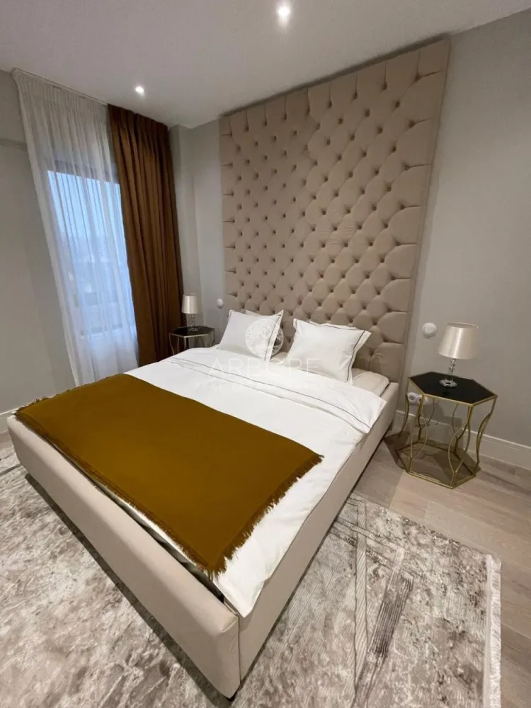 Apartament premium 3 camere zona Pipera | Piscină, Gym, Parcare - Arbore Real Estate vă propune spre închiriere un apartament cu 3 camere situat în prestigiosul ansamblu Triana Residence, Pipera – o locație premium, ideală pentru familii sau expați care doresc confort, siguranță și acces rapid la facilități esențiale.

📍 Localizare excelentă – în apropiere de:

Școli internaționale de top: American School, British School, Lycée Français "Anna de Noailles", Mark Twain, Avenor College
Universitatea Româno-Americană
Centre comerciale: Băneasa Shopping City, Jolie Ville, Strip Mall
Cluburi și facilități de lifestyle: Stejarii Country Club, World Class Jolie Ville, Atlantis Club
Pădurea Băneasa – pentru aer curat și relaxare în natură
🏢 Detalii proprietate:

Suprafață utilă: 84 mp
Compartimentare practică: living luminos, bucătărie open-space, 2 dormitoare, 2 băi, balcon
Loc de parcare subteran inclus
Mobilat modern și complet utilat
🎯 Facilități premium în complex:

Sală de fitness complet echipată
Piscină exterioară
Loc de joacă pentru copii
Zonă de relaxare privată

Disponibil din 01.03.2026 

Contract minim 12 luni
Comision agentie 50% din prima luna
Preț: 1300

📞 Disponibil imediat! Contactați-ne pentru vizionare.