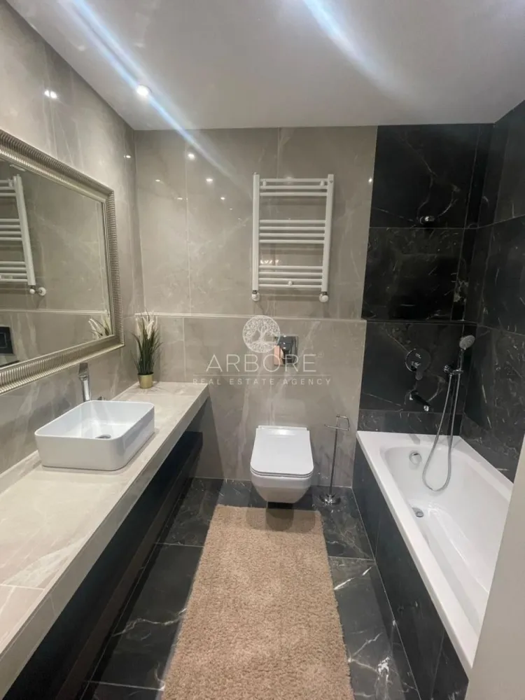 Apartament premium 3 camere zona Pipera | Piscină, Gym, Parcare - Arbore Real Estate vă propune spre închiriere un apartament cu 3 camere situat în prestigiosul ansamblu Triana Residence, Pipera – o locație premium, ideală pentru familii sau expați care doresc confort, siguranță și acces rapid la facilități esențiale.

📍 Localizare excelentă – în apropiere de:

Școli internaționale de top: American School, British School, Lycée Français "Anna de Noailles", Mark Twain, Avenor College
Universitatea Româno-Americană
Centre comerciale: Băneasa Shopping City, Jolie Ville, Strip Mall
Cluburi și facilități de lifestyle: Stejarii Country Club, World Class Jolie Ville, Atlantis Club
Pădurea Băneasa – pentru aer curat și relaxare în natură
🏢 Detalii proprietate:

Suprafață utilă: 84 mp
Compartimentare practică: living luminos, bucătărie open-space, 2 dormitoare, 2 băi, balcon
Loc de parcare subteran inclus
Mobilat modern și complet utilat
🎯 Facilități premium în complex:

Sală de fitness complet echipată
Piscină exterioară
Loc de joacă pentru copii
Zonă de relaxare privată

Disponibil din 01.03.2026 

Contract minim 12 luni
Comision agentie 50% din prima luna
Preț: 1300

📞 Disponibil imediat! Contactați-ne pentru vizionare.
