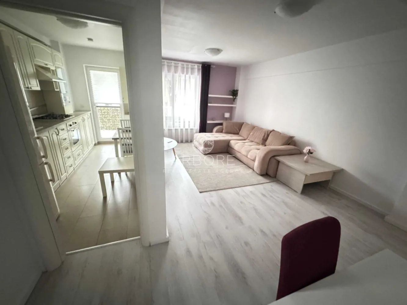 Apartament 2 camere cu terasa, langa metrou Timpuri Noi - Apartament cu 2 camere, luminos si bine compartimentat, mobilat si utilat, situat intr-un bloc modern (2015), etaj 1 din 3 cu mansarda, lift si interfon. Ideal pentru cine lucreaza in zona de birouri, iubeste cafenelele bune si vrea acces rapid la metrou.

-> Detalii care conteaza:

- 55 mp utili + terasa de 11 mp (perfecta pentru cafeaua de dimineata sau un pahar de vin seara)
- Living generos – 25 mp
- Baie cu geam (rar & super apreciat)
- Debara cu geam (spatiu extra pt depozitare)
- 2 aparate de aer conditionat (living + dormitor)
- Masina de spalat vase si masina de spalat haine
- TV
-> Localizare excelenta:
Metrou Timpuri Noi / Mihai Bravu – 10 min pe jos
Lidl – 8 min
Piata Unirii – 30 min pe jos
Aproape de birouri, parcuri, cafenele, restaurante si tot ce face viata mai usoara (si mai fun)
Un apartament echilibrat: liniste cand ai nevoie, orasul aproape pentru plimbari.

Disponibil imediat . Se inchiriaza complet mobilat si utilat.

Va stam la dispozitie pentru informatii suplimentare sau pentru programarea unei vizionari.

Comisionul agentiei este de 50% din prima prima luna, iar perioada minima a inchirierii este de 12 luni.

Cu deosebita consideratie,
Arbore Real Estate
