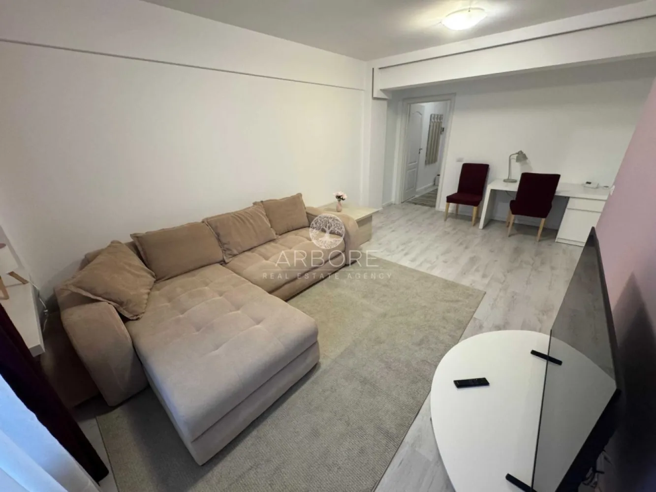 Apartament 2 camere cu terasa, langa metrou Timpuri Noi - Apartament cu 2 camere, luminos si bine compartimentat, mobilat si utilat, situat intr-un bloc modern (2015), etaj 1 din 3 cu mansarda, lift si interfon. Ideal pentru cine lucreaza in zona de birouri, iubeste cafenelele bune si vrea acces rapid la metrou.

-> Detalii care conteaza:

- 55 mp utili + terasa de 11 mp (perfecta pentru cafeaua de dimineata sau un pahar de vin seara)
- Living generos – 25 mp
- Baie cu geam (rar & super apreciat)
- Debara cu geam (spatiu extra pt depozitare)
- 2 aparate de aer conditionat (living + dormitor)
- Masina de spalat vase si masina de spalat haine
- TV
-> Localizare excelenta:
Metrou Timpuri Noi / Mihai Bravu – 10 min pe jos
Lidl – 8 min
Piata Unirii – 30 min pe jos
Aproape de birouri, parcuri, cafenele, restaurante si tot ce face viata mai usoara (si mai fun)
Un apartament echilibrat: liniste cand ai nevoie, orasul aproape pentru plimbari.

Disponibil imediat . Se inchiriaza complet mobilat si utilat.

Va stam la dispozitie pentru informatii suplimentare sau pentru programarea unei vizionari.

Comisionul agentiei este de 50% din prima prima luna, iar perioada minima a inchirierii este de 12 luni.

Cu deosebita consideratie,
Arbore Real Estate