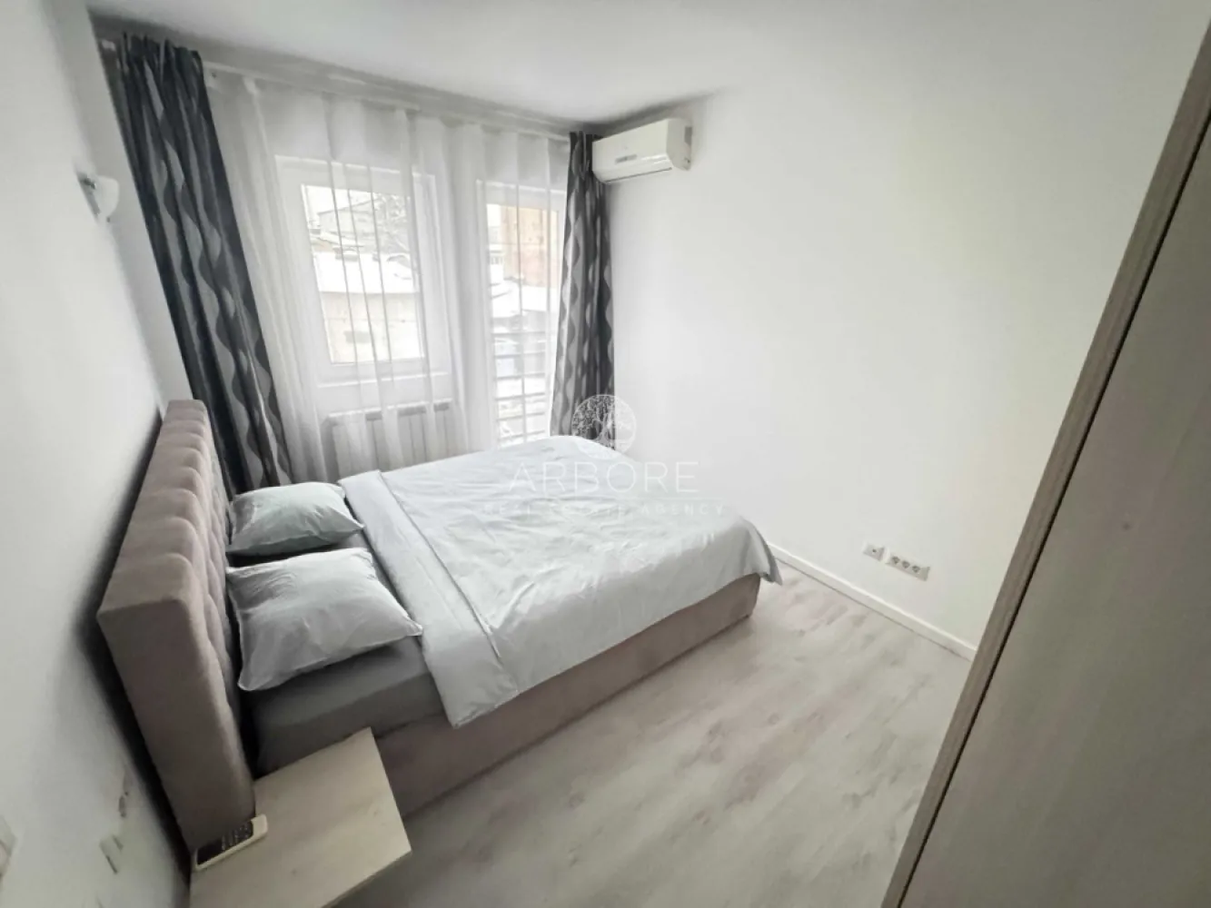 Apartament 2 camere cu terasa, langa metrou Timpuri Noi - Apartament cu 2 camere, luminos si bine compartimentat, mobilat si utilat, situat intr-un bloc modern (2015), etaj 1 din 3 cu mansarda, lift si interfon. Ideal pentru cine lucreaza in zona de birouri, iubeste cafenelele bune si vrea acces rapid la metrou.

-> Detalii care conteaza:

- 55 mp utili + terasa de 11 mp (perfecta pentru cafeaua de dimineata sau un pahar de vin seara)
- Living generos – 25 mp
- Baie cu geam (rar & super apreciat)
- Debara cu geam (spatiu extra pt depozitare)
- 2 aparate de aer conditionat (living + dormitor)
- Masina de spalat vase si masina de spalat haine
- TV
-> Localizare excelenta:
Metrou Timpuri Noi / Mihai Bravu – 10 min pe jos
Lidl – 8 min
Piata Unirii – 30 min pe jos
Aproape de birouri, parcuri, cafenele, restaurante si tot ce face viata mai usoara (si mai fun)
Un apartament echilibrat: liniste cand ai nevoie, orasul aproape pentru plimbari.

Disponibil imediat . Se inchiriaza complet mobilat si utilat.

Va stam la dispozitie pentru informatii suplimentare sau pentru programarea unei vizionari.

Comisionul agentiei este de 50% din prima prima luna, iar perioada minima a inchirierii este de 12 luni.

Cu deosebita consideratie,
Arbore Real Estate