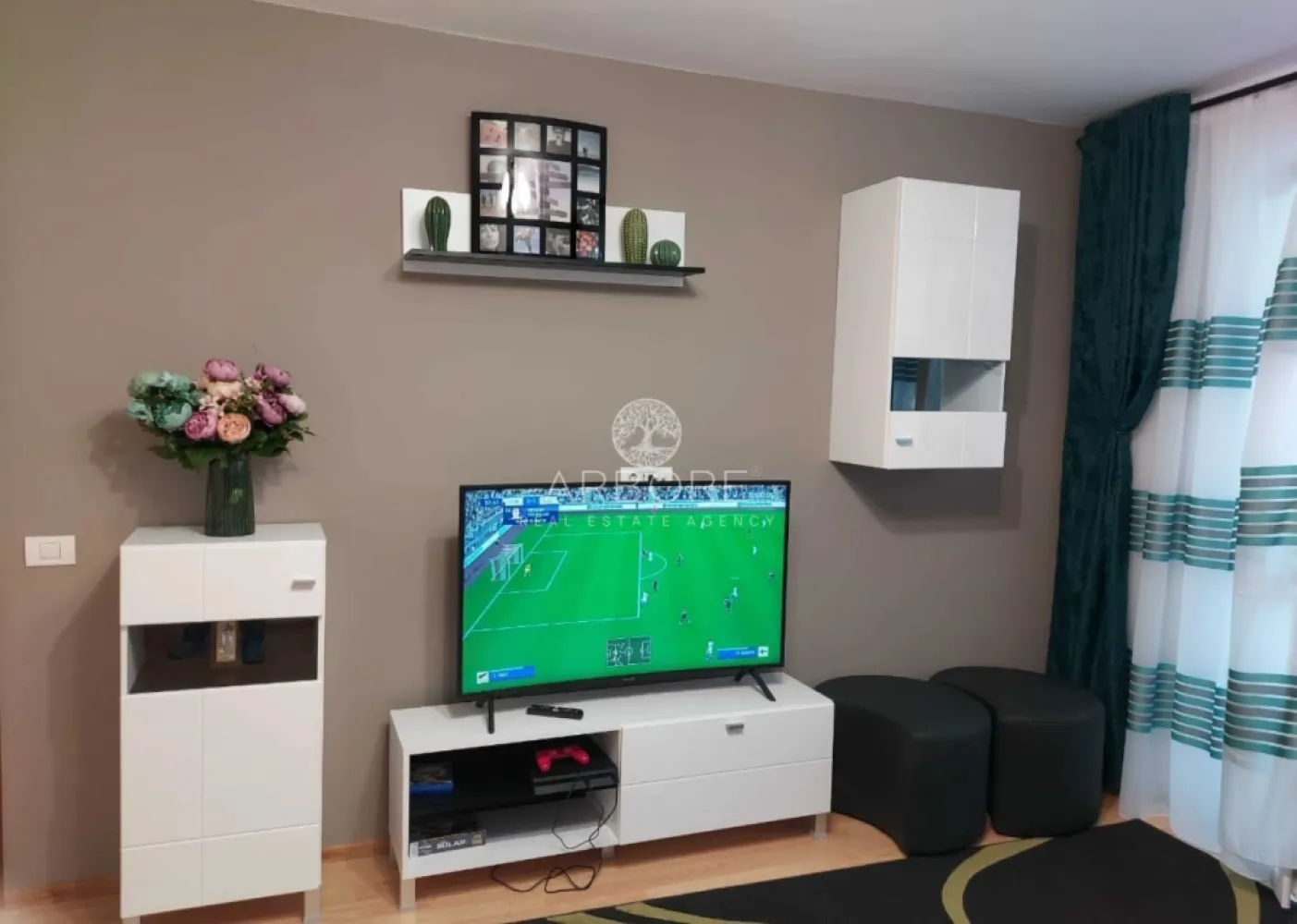 Apartament 3 camere decomandat lângă AFI Cotroceni, metrou 5 min - Vă propunem spre închiriere un apartament decomandat cu 3 camere, complet mobilat și utilat modern, situat vis-a-vis de AFI Cotroceni, pe Bulevardul Timișoarei, într-un bloc reabilitat termic, cu costuri reduse de întreținere.
Apartamentul este curat, luminos și bine compartimentat, ideal pentru studenți, rezidenți sau tineri profesioniști.

📍 Etaj 3 din 8, bloc cu lift.
Compartimentare & dotări
3 camere decomandate
Living spațios
2 dormitoare
Bucătărie complet utilată
Baie
2 balcoane
Aer condiționat
Mobilier modern
Electrocasnice complete
Apartament bine întreținut, gata de mutare
Localizare excelentă
1 minut de mers pe jos până la AFI Cotroceni
5 minute de mers pe jos până la Metrou

🎓 Educație & universități:
Universitatea Politehnica București – acces rapid
Facultatea de Medicină Carol Davila – conexiune directă
Multiple campusuri și cămine studențești în apropiere

🚇 Transport:
Metrou Favorit
Metrou Politehnica
Tramvaie, autobuze și troleibuze la câteva minute
Acces rapid către centru și zonele de business

🛍️ Comercial & recreere:
AFI Cotroceni Mall (shopping, cinema, restaurante)
Supermarketuri, cafenele, săli de fitness
Parcuri și zone verzi în apropiere
Alte avantaje
✔ Bloc izolat termic
✔ Costuri mici de întreținere
✔ Zonă sigură și bine conectată
✔ Ideal pentru închiriere pe termen lung

Comision agentie 50% din prima luna

Cu deosebita consideratie ,
Arbore Real Estate