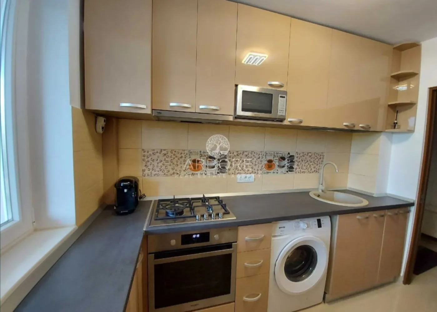 Apartament 3 camere decomandat lângă AFI Cotroceni, metrou 5 min - Vă propunem spre închiriere un apartament decomandat cu 3 camere, complet mobilat și utilat modern, situat vis-a-vis de AFI Cotroceni, pe Bulevardul Timișoarei, într-un bloc reabilitat termic, cu costuri reduse de întreținere.
Apartamentul este curat, luminos și bine compartimentat, ideal pentru studenți, rezidenți sau tineri profesioniști.

📍 Etaj 3 din 8, bloc cu lift.
Compartimentare & dotări
3 camere decomandate
Living spațios
2 dormitoare
Bucătărie complet utilată
Baie
2 balcoane
Aer condiționat
Mobilier modern
Electrocasnice complete
Apartament bine întreținut, gata de mutare
Localizare excelentă
1 minut de mers pe jos până la AFI Cotroceni
5 minute de mers pe jos până la Metrou

🎓 Educație & universități:
Universitatea Politehnica București – acces rapid
Facultatea de Medicină Carol Davila – conexiune directă
Multiple campusuri și cămine studențești în apropiere

🚇 Transport:
Metrou Favorit
Metrou Politehnica
Tramvaie, autobuze și troleibuze la câteva minute
Acces rapid către centru și zonele de business

🛍️ Comercial & recreere:
AFI Cotroceni Mall (shopping, cinema, restaurante)
Supermarketuri, cafenele, săli de fitness
Parcuri și zone verzi în apropiere
Alte avantaje
✔ Bloc izolat termic
✔ Costuri mici de întreținere
✔ Zonă sigură și bine conectată
✔ Ideal pentru închiriere pe termen lung

Comision agentie 50% din prima luna

Cu deosebita consideratie ,
Arbore Real Estate