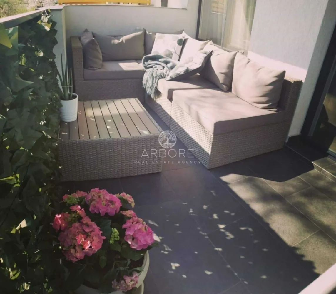 Apartament 2 camere cu terasa, langa metrou Timpuri Noi - Apartament cu 2 camere, luminos si bine compartimentat, mobilat si utilat, situat intr-un bloc modern (2015), etaj 1 din 3 cu mansarda, lift si interfon. Ideal pentru cine lucreaza in zona de birouri, iubeste cafenelele bune si vrea acces rapid la metrou.

-> Detalii care conteaza:

- 55 mp utili + terasa de 11 mp (perfecta pentru cafeaua de dimineata sau un pahar de vin seara)
- Living generos – 25 mp
- Baie cu geam (rar & super apreciat)
- Debara cu geam (spatiu extra pt depozitare)
- 2 aparate de aer conditionat (living + dormitor)
- Masina de spalat vase si masina de spalat haine
- TV
-> Localizare excelenta:
Metrou Timpuri Noi / Mihai Bravu – 10 min pe jos
Lidl – 8 min
Piata Unirii – 30 min pe jos
Aproape de birouri, parcuri, cafenele, restaurante si tot ce face viata mai usoara (si mai fun)
Un apartament echilibrat: liniste cand ai nevoie, orasul aproape pentru plimbari.

Disponibil imediat . Se inchiriaza complet mobilat si utilat.

Va stam la dispozitie pentru informatii suplimentare sau pentru programarea unei vizionari.

Comisionul agentiei este de 50% din prima prima luna, iar perioada minima a inchirierii este de 12 luni.

Cu deosebita consideratie,
Arbore Real Estate