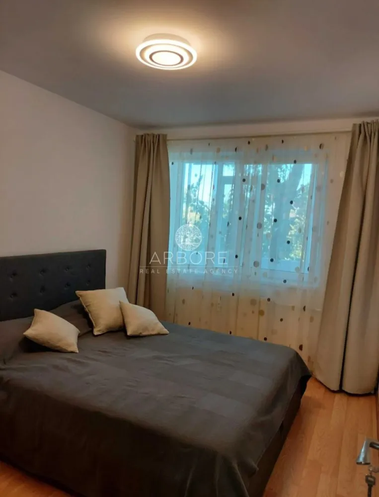 Apartament 3 camere decomandat lângă AFI Cotroceni, metrou 5 min - Vă propunem spre închiriere un apartament decomandat cu 3 camere, complet mobilat și utilat modern, situat vis-a-vis de AFI Cotroceni, pe Bulevardul Timișoarei, într-un bloc reabilitat termic, cu costuri reduse de întreținere.
Apartamentul este curat, luminos și bine compartimentat, ideal pentru studenți, rezidenți sau tineri profesioniști.

📍 Etaj 3 din 8, bloc cu lift.
Compartimentare & dotări
3 camere decomandate
Living spațios
2 dormitoare
Bucătărie complet utilată
Baie
2 balcoane
Aer condiționat
Mobilier modern
Electrocasnice complete
Apartament bine întreținut, gata de mutare
Localizare excelentă
1 minut de mers pe jos până la AFI Cotroceni
5 minute de mers pe jos până la Metrou

🎓 Educație & universități:
Universitatea Politehnica București – acces rapid
Facultatea de Medicină Carol Davila – conexiune directă
Multiple campusuri și cămine studențești în apropiere

🚇 Transport:
Metrou Favorit
Metrou Politehnica
Tramvaie, autobuze și troleibuze la câteva minute
Acces rapid către centru și zonele de business

🛍️ Comercial & recreere:
AFI Cotroceni Mall (shopping, cinema, restaurante)
Supermarketuri, cafenele, săli de fitness
Parcuri și zone verzi în apropiere
Alte avantaje
✔ Bloc izolat termic
✔ Costuri mici de întreținere
✔ Zonă sigură și bine conectată
✔ Ideal pentru închiriere pe termen lung

Comision agentie 50% din prima luna

Cu deosebita consideratie ,
Arbore Real Estate