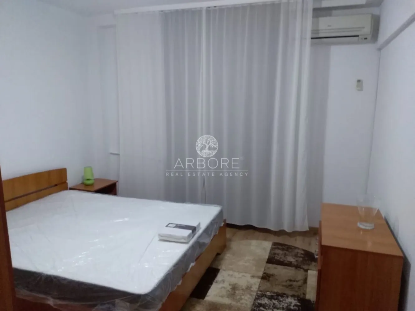 Inchiriere apartament Știrbei Vodă, 3 camere decomandat - Se oferă spre închiriere apartament decomandat cu 3 camere, situat în zona Știrbei Vodă, într-un imobil bine întreținut. Apartamentul este amplasat la etajul 7 din 7, beneficiind de lumină naturală din plin, liniște și o priveliște deschisă.

Locuința are o compartimentare practică, cu living generos, două dormitoare separate, bucătărie închisă, baie și spații de depozitare, fiind ideală pentru o familie sau un cuplu care își dorește confort și intimitate. Apartamentul este bine întreținut și gata de mutare.

Zona oferă acces rapid către mijloace de transport, centre comerciale, instituții de învățământ și puncte de interes din centrul orașului.

⚠️ Se dorește închirierea către persoane responsabile, fără copii și fără animale de companie.

Disponibil imediat . Se inchiriaza complet mobilat si utilat.

Va stam la dispozitie pentru informatii suplimentare sau pentru programarea unei vizionari.
 
Comisionul agentiei este de 50% din prima prima luna, iar perioada minima a inchirierii este de 12 luni.

Cu deosebita consideratie, 
Arbore Real Estate