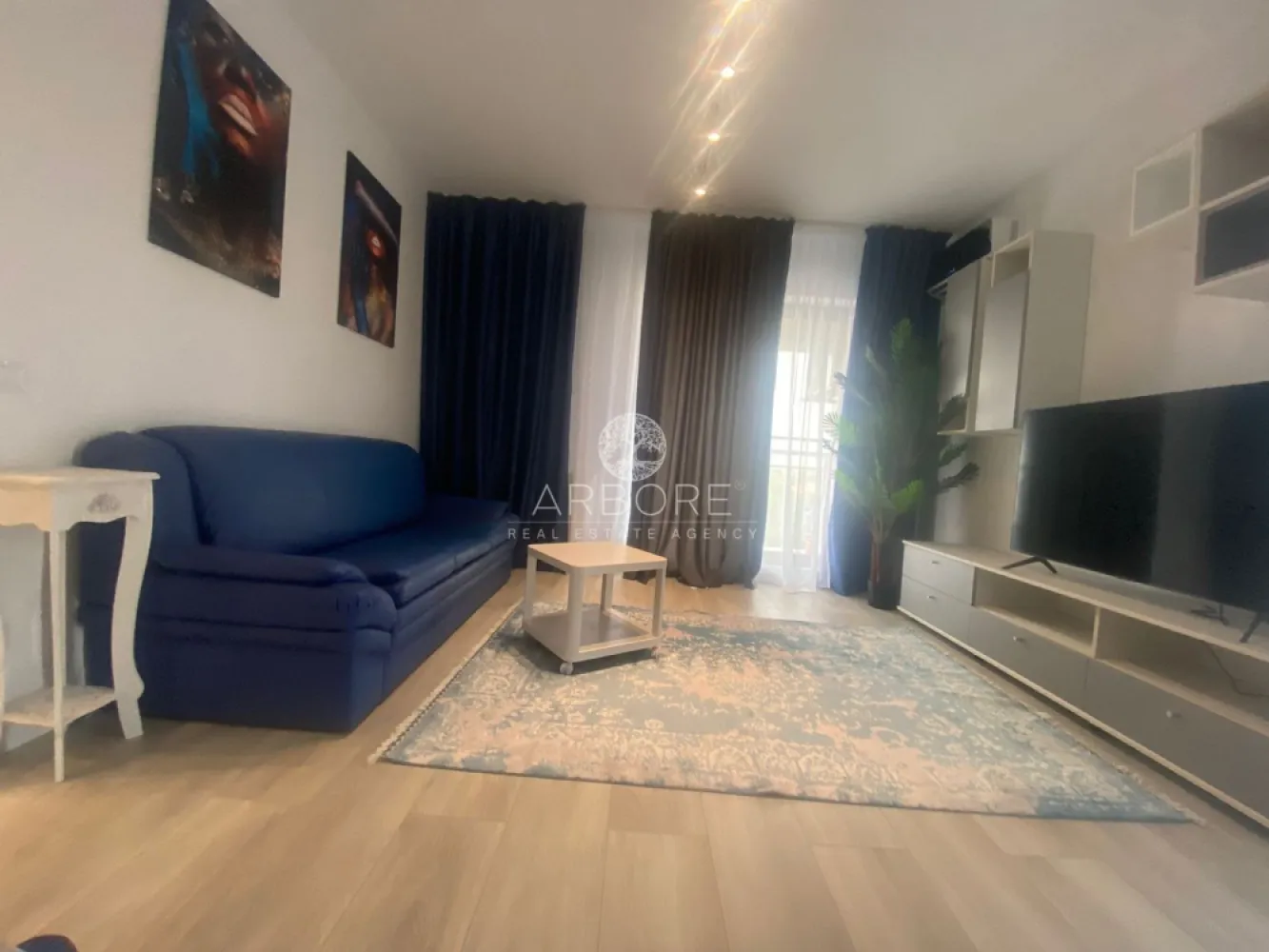 Apartament 2 camere Grozăvești / Politehnica – Novum | Bloc nou 2023 - Vă propunem spre închiriere un apartament cu 2 camere decomandat, complet mobilat și utilat, situat în zona Grozăvești – Splaiul Independenței nr. 313C, în blocul Zen (finalizat în 2023).
Locuința se află la etajul 2 și este pregătită pentru mutare imediată, fiind mobilată și utilată complet pentru locuit. Apartamentul beneficiază de o vedere spectaculoasă către Splaiul Independenței și Parcul Politehnicii, oferind un cadru urban modern și aerisit.

Poziționarea este excelentă – în imediata apropiere de complexele rezidențiale Novum și Exigent One, precum și de Hotel Ibis, la câțiva pași de Universitatea Politehnica și cu acces facil către mijloacele de transport și centrele de interes din zonă.
 2 camere decomandate
 Bloc nou (2023)
 Complet mobilat și utilat
 Vedere deschisă către parc
 Zonă excelentă – Grozăvești / Politehnica
 Nu se acceptă animale de companie.
Comision agenție: 50% din valoarea primei luni de chirie.
Contract minim 1 an

Pentru mai multe detalii și vizionări:
Arbore Real Estate