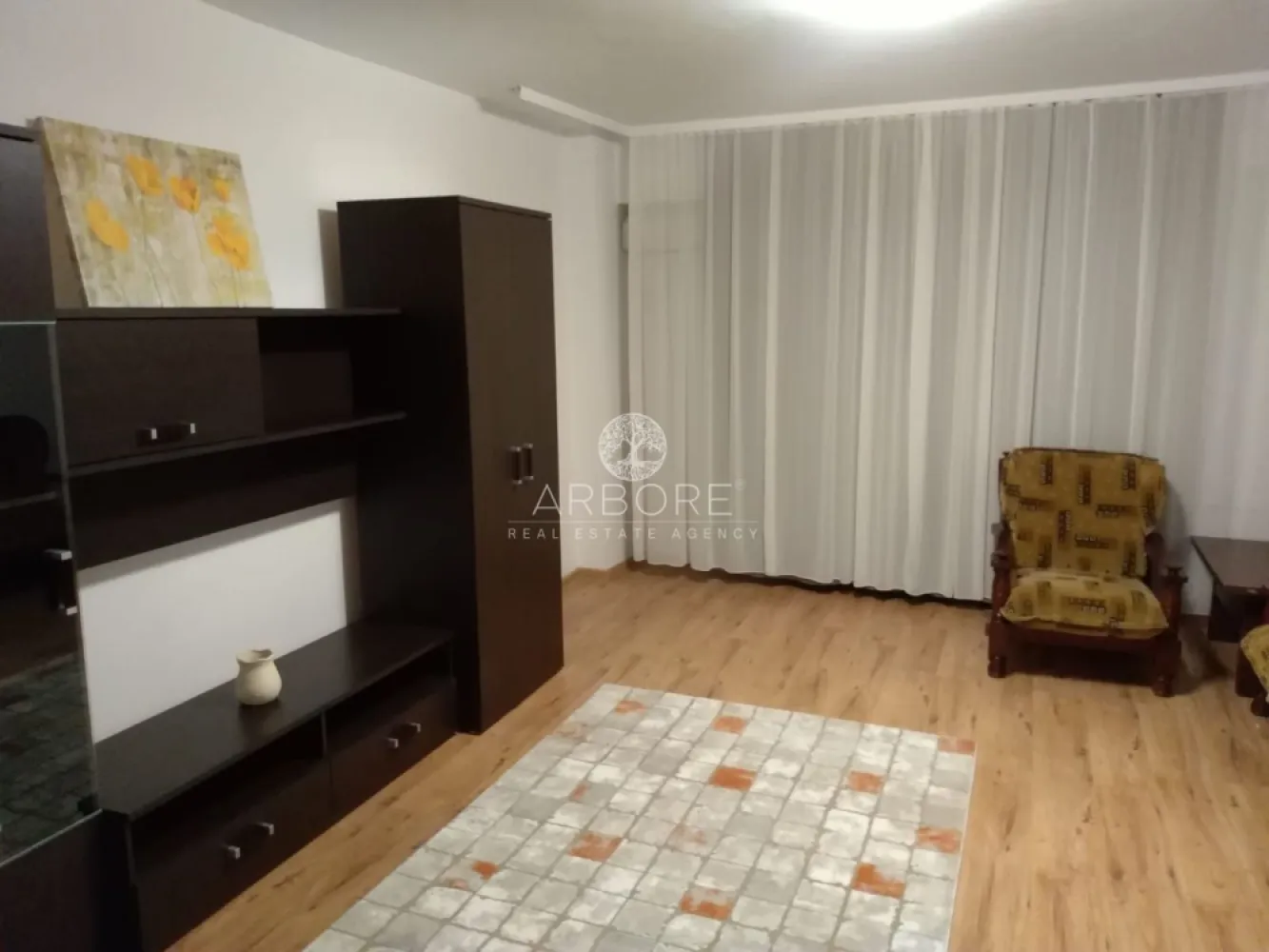 Inchiriere apartament Știrbei Vodă, 3 camere decomandat - Se oferă spre închiriere apartament decomandat cu 3 camere, situat în zona Știrbei Vodă, într-un imobil bine întreținut. Apartamentul este amplasat la etajul 7 din 7, beneficiind de lumină naturală din plin, liniște și o priveliște deschisă.

Locuința are o compartimentare practică, cu living generos, două dormitoare separate, bucătărie închisă, baie și spații de depozitare, fiind ideală pentru o familie sau un cuplu care își dorește confort și intimitate. Apartamentul este bine întreținut și gata de mutare.

Zona oferă acces rapid către mijloace de transport, centre comerciale, instituții de învățământ și puncte de interes din centrul orașului.

⚠️ Se dorește închirierea către persoane responsabile, fără copii și fără animale de companie.

Disponibil imediat . Se inchiriaza complet mobilat si utilat.

Va stam la dispozitie pentru informatii suplimentare sau pentru programarea unei vizionari.
 
Comisionul agentiei este de 50% din prima prima luna, iar perioada minima a inchirierii este de 12 luni.

Cu deosebita consideratie, 
Arbore Real Estate