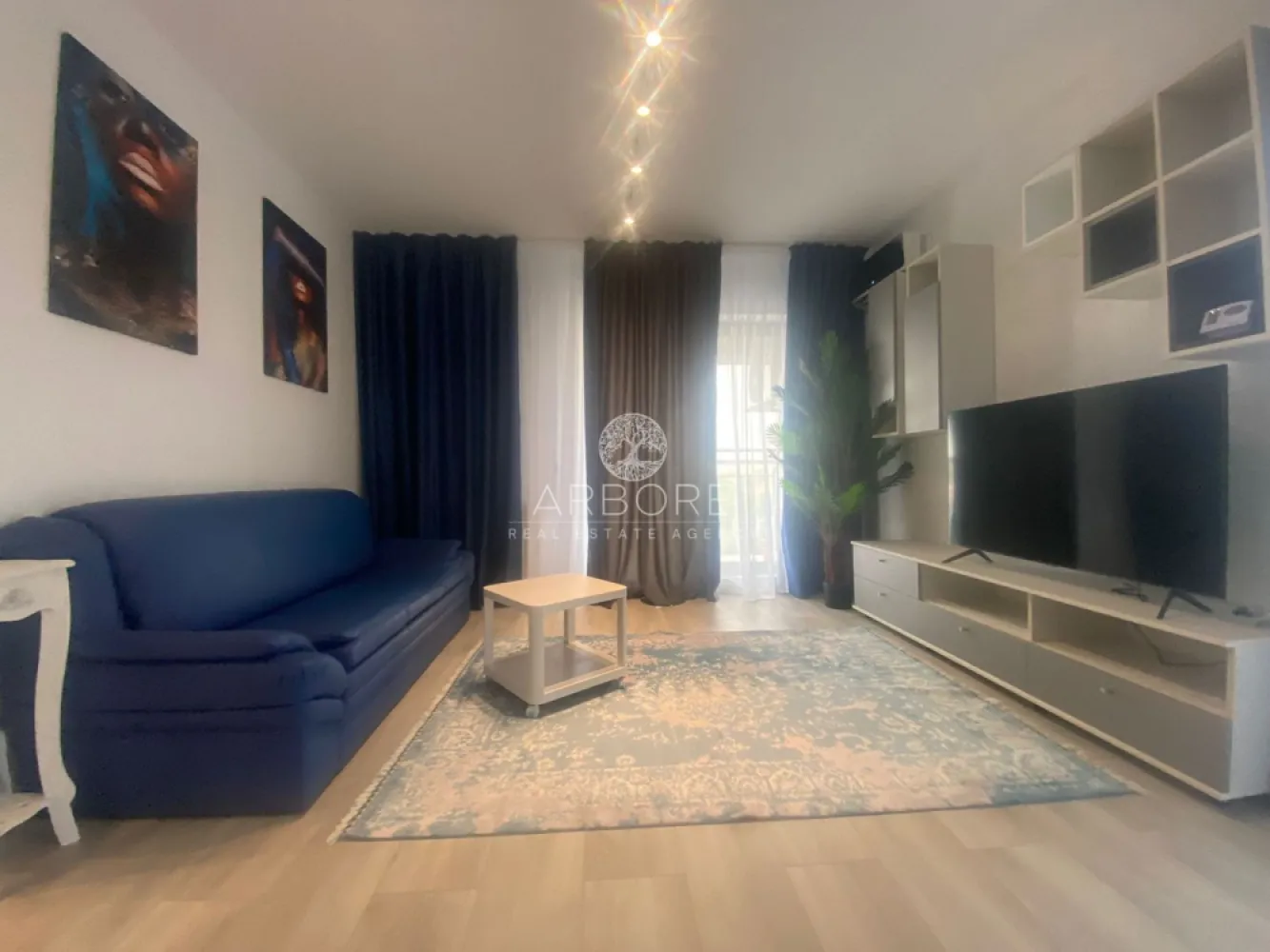 Apartament 2 camere Grozăvești / Politehnica – Novum | Bloc nou 2023 - Vă propunem spre închiriere un apartament cu 2 camere decomandat, complet mobilat și utilat, situat în zona Grozăvești – Splaiul Independenței nr. 313C, în blocul Zen (finalizat în 2023).
Locuința se află la etajul 2 și este pregătită pentru mutare imediată, fiind mobilată și utilată complet pentru locuit. Apartamentul beneficiază de o vedere spectaculoasă către Splaiul Independenței și Parcul Politehnicii, oferind un cadru urban modern și aerisit.

Poziționarea este excelentă – în imediata apropiere de complexele rezidențiale Novum și Exigent One, precum și de Hotel Ibis, la câțiva pași de Universitatea Politehnica și cu acces facil către mijloacele de transport și centrele de interes din zonă.
 2 camere decomandate
 Bloc nou (2023)
 Complet mobilat și utilat
 Vedere deschisă către parc
 Zonă excelentă – Grozăvești / Politehnica
 Nu se acceptă animale de companie.
Comision agenție: 50% din valoarea primei luni de chirie.
Contract minim 1 an

Pentru mai multe detalii și vizionări:
Arbore Real Estate