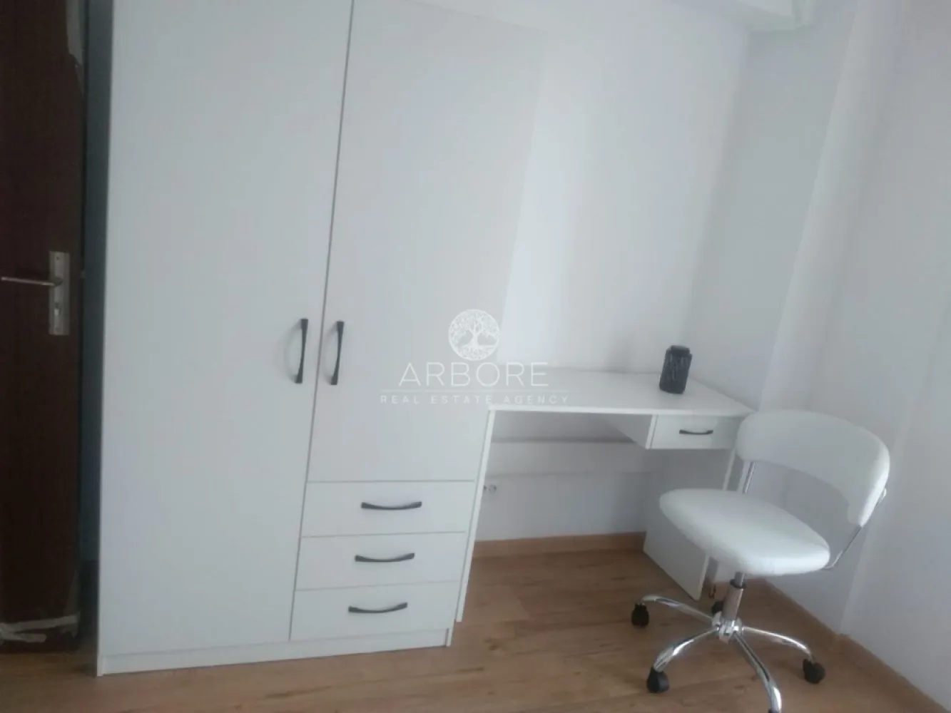 Inchiriere apartament Știrbei Vodă, 3 camere decomandat - Se oferă spre închiriere apartament decomandat cu 3 camere, situat în zona Știrbei Vodă, într-un imobil bine întreținut. Apartamentul este amplasat la etajul 7 din 7, beneficiind de lumină naturală din plin, liniște și o priveliște deschisă.

Locuința are o compartimentare practică, cu living generos, două dormitoare separate, bucătărie închisă, baie și spații de depozitare, fiind ideală pentru o familie sau un cuplu care își dorește confort și intimitate. Apartamentul este bine întreținut și gata de mutare.

Zona oferă acces rapid către mijloace de transport, centre comerciale, instituții de învățământ și puncte de interes din centrul orașului.

⚠️ Se dorește închirierea către persoane responsabile, fără copii și fără animale de companie.

Disponibil imediat . Se inchiriaza complet mobilat si utilat.

Va stam la dispozitie pentru informatii suplimentare sau pentru programarea unei vizionari.
 
Comisionul agentiei este de 50% din prima prima luna, iar perioada minima a inchirierii este de 12 luni.

Cu deosebita consideratie, 
Arbore Real Estate