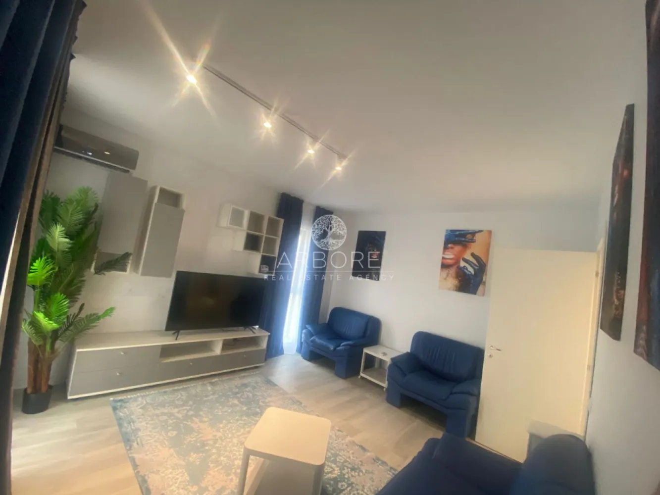 Apartament 2 camere Grozăvești / Politehnica – Novum | Bloc nou 2023 - Vă propunem spre închiriere un apartament cu 2 camere decomandat, complet mobilat și utilat, situat în zona Grozăvești – Splaiul Independenței nr. 313C, în blocul Zen (finalizat în 2023).
Locuința se află la etajul 2 și este pregătită pentru mutare imediată, fiind mobilată și utilată complet pentru locuit. Apartamentul beneficiază de o vedere spectaculoasă către Splaiul Independenței și Parcul Politehnicii, oferind un cadru urban modern și aerisit.

Poziționarea este excelentă – în imediata apropiere de complexele rezidențiale Novum și Exigent One, precum și de Hotel Ibis, la câțiva pași de Universitatea Politehnica și cu acces facil către mijloacele de transport și centrele de interes din zonă.
 2 camere decomandate
 Bloc nou (2023)
 Complet mobilat și utilat
 Vedere deschisă către parc
 Zonă excelentă – Grozăvești / Politehnica
 Nu se acceptă animale de companie.
Comision agenție: 50% din valoarea primei luni de chirie.
Contract minim 1 an

Pentru mai multe detalii și vizionări:
Arbore Real Estate