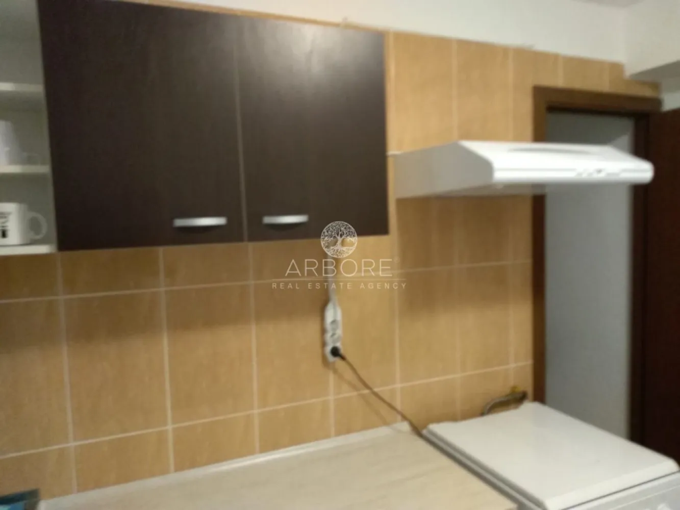 Inchiriere apartament Știrbei Vodă, 3 camere decomandat - Se oferă spre închiriere apartament decomandat cu 3 camere, situat în zona Știrbei Vodă, într-un imobil bine întreținut. Apartamentul este amplasat la etajul 7 din 7, beneficiind de lumină naturală din plin, liniște și o priveliște deschisă.

Locuința are o compartimentare practică, cu living generos, două dormitoare separate, bucătărie închisă, baie și spații de depozitare, fiind ideală pentru o familie sau un cuplu care își dorește confort și intimitate. Apartamentul este bine întreținut și gata de mutare.

Zona oferă acces rapid către mijloace de transport, centre comerciale, instituții de învățământ și puncte de interes din centrul orașului.

⚠️ Se dorește închirierea către persoane responsabile, fără copii și fără animale de companie.

Disponibil imediat . Se inchiriaza complet mobilat si utilat.

Va stam la dispozitie pentru informatii suplimentare sau pentru programarea unei vizionari.
 
Comisionul agentiei este de 50% din prima prima luna, iar perioada minima a inchirierii este de 12 luni.

Cu deosebita consideratie, 
Arbore Real Estate
