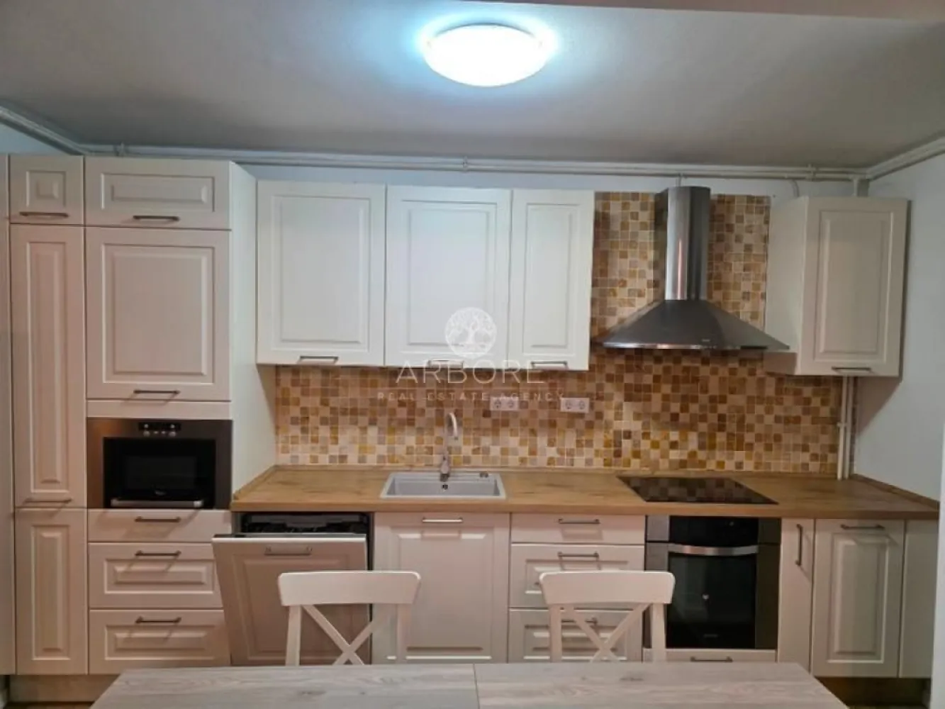 Apartament 3 camere de inchiriat Tineretului - Se oferă spre închiriere apartament cu 3 camere, confortabil și bine întreținut, situat într-un bloc poziționat foarte aproape de parc, magazine și mijloace de transport.
📍 Localizare:
– Parc la câteva minute de mers pe jos
– Magazine, supermarketuri și servicii în imediata apropiere
– Metrou Tineretului si Timpuri Noi la aproximativ 10 minute
🏠 Detalii apartament:
– 3 camere (living + 2 dormitoare)
– Complet mobilat și utilat
– Bucătărie complet echipată
– Bai moderne
- Doua debarale
– Stare foarte bună, curat și bine întreținut
– Ideal pentru familie, cuplu sau persoane care doresc confort și liniște
💰 Chirie: 849 EUR / lună
Disponibil imediat . Se inchiriaza complet mobilat si utilat.
Va stam la dispozitie pentru informatii suplimentare sau pentru programarea unei vizionari.
Comisionul agentiei este de 50% din prima prima luna, iar perioada minima a inchirierii este de 12 luni.

Cu deosebita consideratie, 
Arbore Real Estate