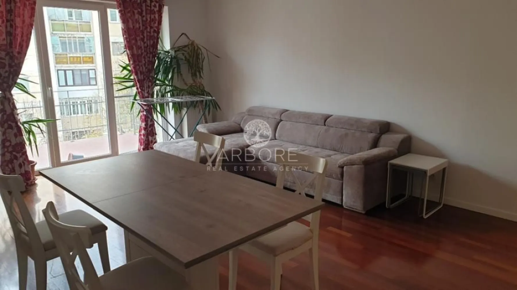 Apartament 3 camere de inchiriat Tineretului - Se oferă spre închiriere apartament cu 3 camere, confortabil și bine întreținut, situat într-un bloc poziționat foarte aproape de parc, magazine și mijloace de transport.
📍 Localizare:
– Parc la câteva minute de mers pe jos
– Magazine, supermarketuri și servicii în imediata apropiere
– Metrou Tineretului si Timpuri Noi la aproximativ 10 minute
🏠 Detalii apartament:
– 3 camere (living + 2 dormitoare)
– Complet mobilat și utilat
– Bucătărie complet echipată
– Bai moderne
- Doua debarale
– Stare foarte bună, curat și bine întreținut
– Ideal pentru familie, cuplu sau persoane care doresc confort și liniște
💰 Chirie: 849 EUR / lună
Disponibil imediat . Se inchiriaza complet mobilat si utilat.
Va stam la dispozitie pentru informatii suplimentare sau pentru programarea unei vizionari.
Comisionul agentiei este de 50% din prima prima luna, iar perioada minima a inchirierii este de 12 luni.

Cu deosebita consideratie, 
Arbore Real Estate