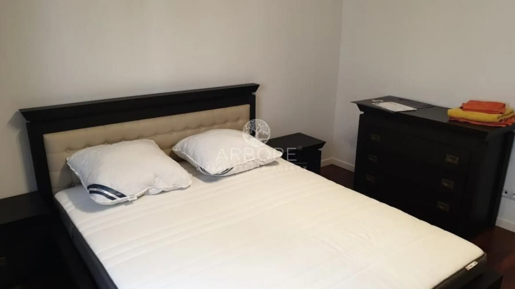 Apartament 3 camere de inchiriat Tineretului - Se oferă spre închiriere apartament cu 3 camere, confortabil și bine întreținut, situat într-un bloc poziționat foarte aproape de parc, magazine și mijloace de transport.
📍 Localizare:
– Parc la câteva minute de mers pe jos
– Magazine, supermarketuri și servicii în imediata apropiere
– Metrou Tineretului si Timpuri Noi la aproximativ 10 minute
🏠 Detalii apartament:
– 3 camere (living + 2 dormitoare)
– Complet mobilat și utilat
– Bucătărie complet echipată
– Bai moderne
- Doua debarale
– Stare foarte bună, curat și bine întreținut
– Ideal pentru familie, cuplu sau persoane care doresc confort și liniște
💰 Chirie: 849 EUR / lună
Disponibil imediat . Se inchiriaza complet mobilat si utilat.
Va stam la dispozitie pentru informatii suplimentare sau pentru programarea unei vizionari.
Comisionul agentiei este de 50% din prima prima luna, iar perioada minima a inchirierii este de 12 luni.

Cu deosebita consideratie, 
Arbore Real Estate