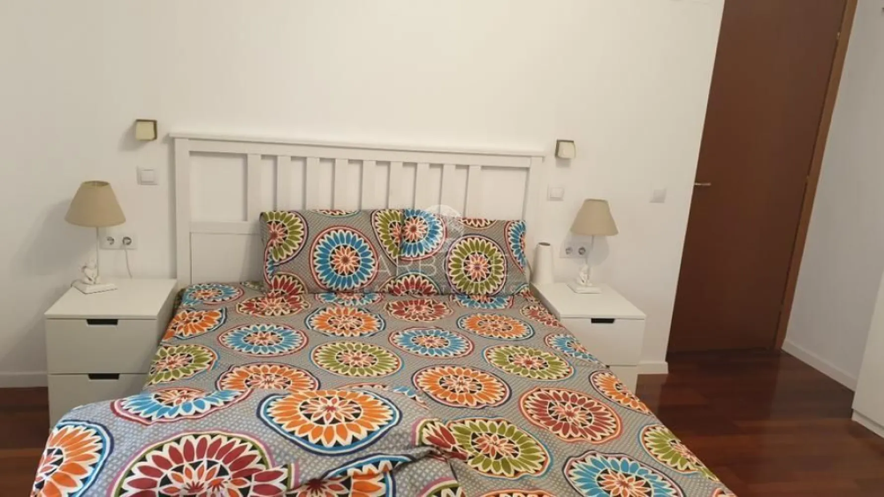 Apartament 3 camere de inchiriat Tineretului - Se oferă spre închiriere apartament cu 3 camere, confortabil și bine întreținut, situat într-un bloc poziționat foarte aproape de parc, magazine și mijloace de transport.
📍 Localizare:
– Parc la câteva minute de mers pe jos
– Magazine, supermarketuri și servicii în imediata apropiere
– Metrou Tineretului si Timpuri Noi la aproximativ 10 minute
🏠 Detalii apartament:
– 3 camere (living + 2 dormitoare)
– Complet mobilat și utilat
– Bucătărie complet echipată
– Bai moderne
- Doua debarale
– Stare foarte bună, curat și bine întreținut
– Ideal pentru familie, cuplu sau persoane care doresc confort și liniște
💰 Chirie: 849 EUR / lună
Disponibil imediat . Se inchiriaza complet mobilat si utilat.
Va stam la dispozitie pentru informatii suplimentare sau pentru programarea unei vizionari.
Comisionul agentiei este de 50% din prima prima luna, iar perioada minima a inchirierii este de 12 luni.

Cu deosebita consideratie, 
Arbore Real Estate
