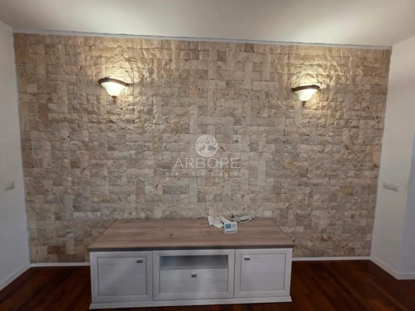 Apartament 3 camere de inchiriat Tineretului - Se oferă spre închiriere apartament cu 3 camere, confortabil și bine întreținut, situat într-un bloc poziționat foarte aproape de parc, magazine și mijloace de transport.
📍 Localizare:
– Parc la câteva minute de mers pe jos
– Magazine, supermarketuri și servicii în imediata apropiere
– Metrou Tineretului si Timpuri Noi la aproximativ 10 minute
🏠 Detalii apartament:
– 3 camere (living + 2 dormitoare)
– Complet mobilat și utilat
– Bucătărie complet echipată
– Bai moderne
- Doua debarale
– Stare foarte bună, curat și bine întreținut
– Ideal pentru familie, cuplu sau persoane care doresc confort și liniște
💰 Chirie: 849 EUR / lună
Disponibil imediat . Se inchiriaza complet mobilat si utilat.
Va stam la dispozitie pentru informatii suplimentare sau pentru programarea unei vizionari.
Comisionul agentiei este de 50% din prima prima luna, iar perioada minima a inchirierii este de 12 luni.

Cu deosebita consideratie, 
Arbore Real Estate