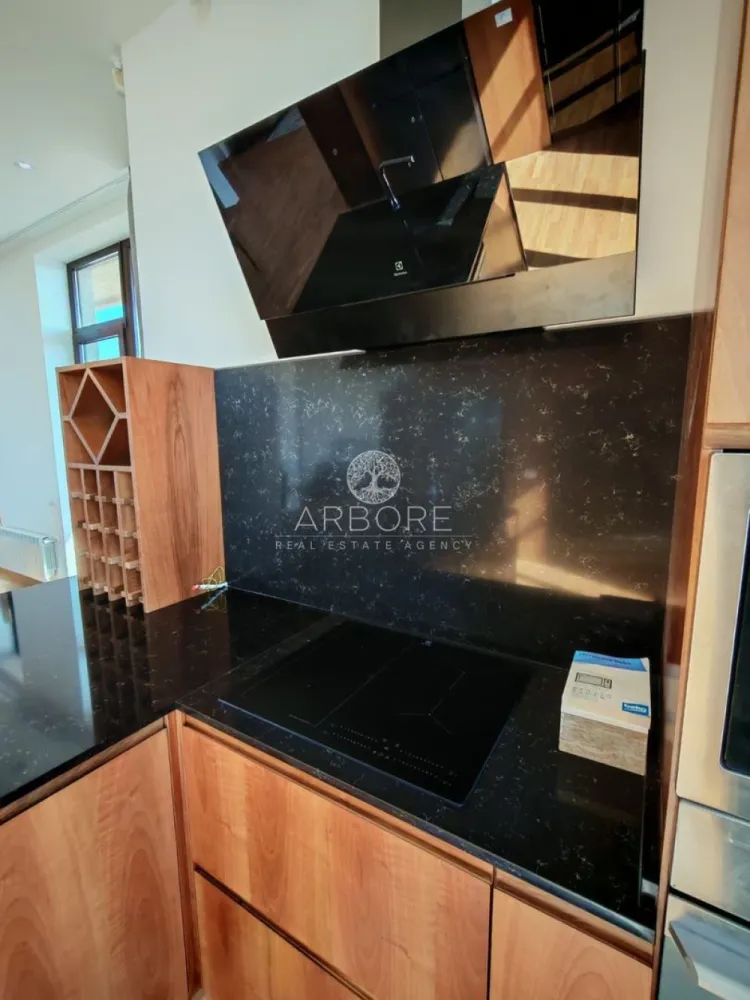 Penthouse 5 camere 250 mp lângă Ambasada SUA , zona Băneasa București - Arbore Real Estate vă oferă spre închiriere un penthouse spectaculos cu 5 camere și 250 mp, situat în una dintre cele mai exclusiviste zone rezidențiale din nordul Bucureștiului – Aleea Privighetorilor, Iancu Nicolae, Pipera, la câteva minute de Ambasada SUA și Pădurea Băneasa.

📍Penthouse-ul se află la etajul 7/7 al ansamblului rezidențial Privighetorilor 86P, una dintre cele mai apreciate dezvoltări din Baneasa.

✨ Detalii și compartimentare:
Suprafață utilă: 250 mp
Terasa: 300
Living generos, open space cu zonă de dining și bucătărie complet utilată și mobilată
3 dormitoare, fiecare cu baie proprie
Dormitor matrimonial cu dressing separat
1 debara cu intrare separată
Spații multiple de depozitare în holuri
Terasă panoramică – ideală pentru relaxare, plajă urbană sau socializare
2 locuri parcare la subteran inclus in pret

🏢 Avantaje locație:
Situat lângă Pădurea Băneasa – aer curat și liniște
Acces rapid la:
• Ambasada SUA
• Băneasa Shopping City, IKEA, Jolie Ville
• Grădina Zoologică Băneasa
• Școli internaționale de top: American School, British School, Liceul Francez „Anna de Noailles”, Avenor College, Little London, etc.

🛡️ Alte beneficii:
Ansamblu rezidențial securizat
Priveliști largi și lumină naturală pe tot parcursul zilei
Acces facil către DN1, aeroporturi și zona de birouri Pipera

Cerinte: 
Contract minim 12 luni
Comision agentie 50%
Depozit 2 luni
Pret 2800 euro + tva

📞 Disponibil imediat pentru închiriere – ideal pentru expați, diplomați sau familii care caută confort de top și intimitate.

Cu deosebită considerație,
Arbore Real Estate