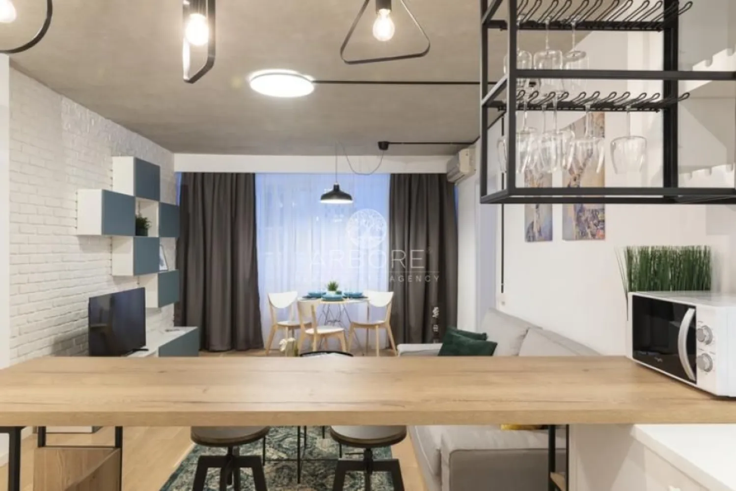 Apartament 3 camere, Sala Palatului, Blocul turn, etaj1 - Inchiriere apartament 3 camere ultracentral
Living deschis cu bucatarie inclusa, a treia cu acces din dormitorul principal. Ideal birou, dressing, camera copil
Pozitie: in blocul turn, Sala Palatului
Design contemporan, complet mobilat si dotat (masina spalat rufe, masina spalat vase, frigider, aragaz, cuptor, microunde, cafetiera etc)
Disponibil imediat . Se inchiriaza complet mobilat si utilat.
Va stam la dispozitie pentru informatii suplimentare sau pentru programarea unei vizionari.
Comisionul agentiei este de 50% din prima prima luna, iar perioada minima a inchirierii este de 12 luni.

Cu deosebita consideratie, 
Arbore Real Estate