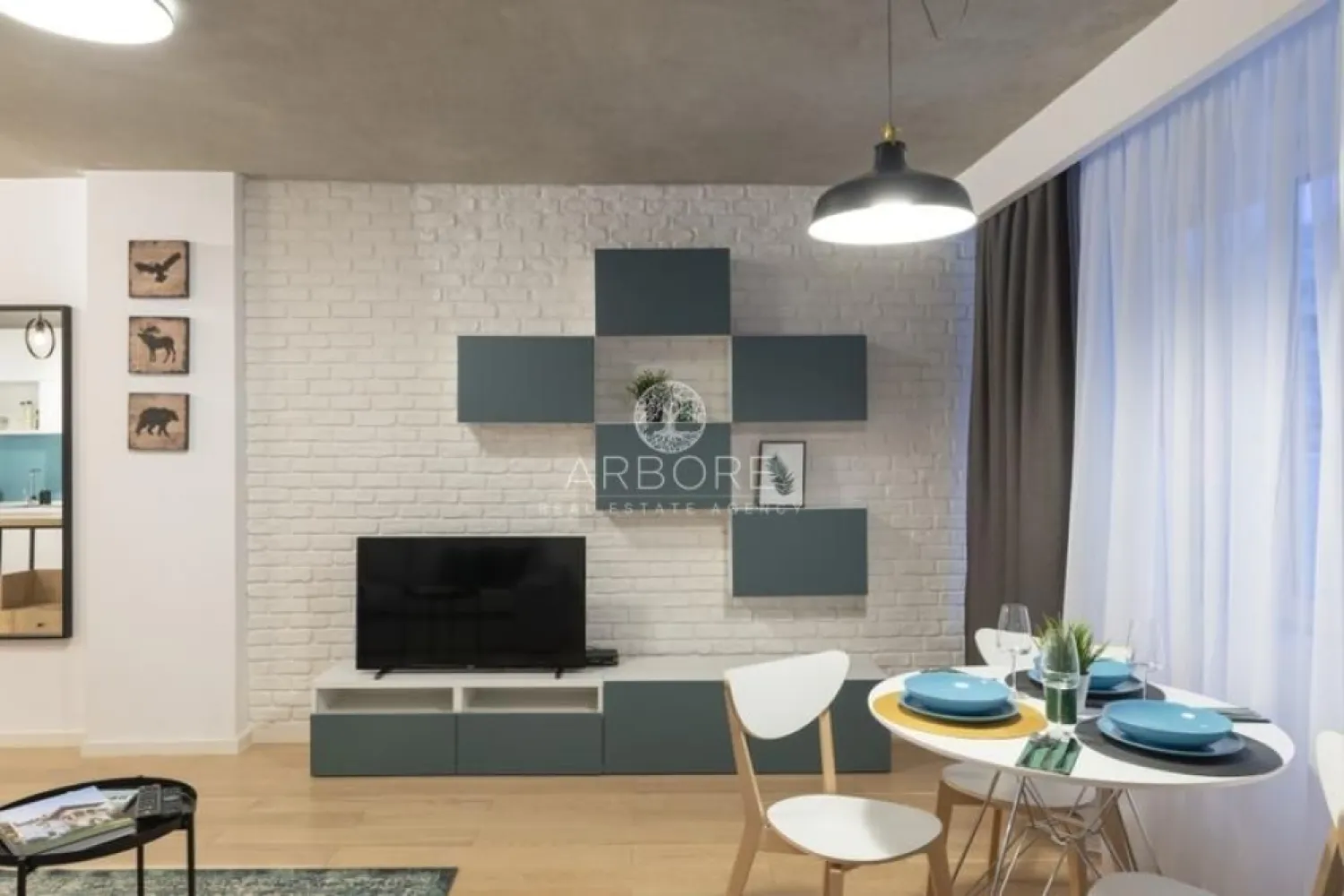 Apartament 3 camere, Sala Palatului, Blocul turn, etaj1 - Inchiriere apartament 3 camere ultracentral
Living deschis cu bucatarie inclusa, a treia cu acces din dormitorul principal. Ideal birou, dressing, camera copil
Pozitie: in blocul turn, Sala Palatului
Design contemporan, complet mobilat si dotat (masina spalat rufe, masina spalat vase, frigider, aragaz, cuptor, microunde, cafetiera etc)
Disponibil imediat . Se inchiriaza complet mobilat si utilat.
Va stam la dispozitie pentru informatii suplimentare sau pentru programarea unei vizionari.
Comisionul agentiei este de 50% din prima prima luna, iar perioada minima a inchirierii este de 12 luni.

Cu deosebita consideratie, 
Arbore Real Estate