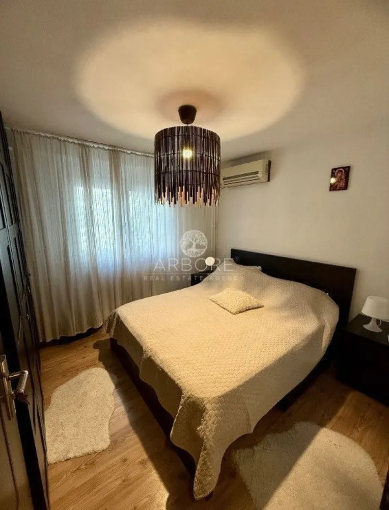 Apartament decomandat 2 camere Victoriei - Disponibil spre închiriere un apartament de 2 camere, situat la 3 minute de mers pe jos de stația de metrou și Piața Victoriei. Apartamentul este amplasat într-un bloc retras de la strada principală, la etajul 1/10, dotat cu lift. 

Detalii apartament:
• 2 camere spațioase și luminoase
• Balcon închis
• Complet utilat și mobilat modern
• Dotări:
• cablu TV și internet
• mașină de spălat vase
• mașină de spălat rufe cu uscator
• frigider
• televizoare
• aparate de aer condiționat
• loc de parcare inclus

Avantaje zonă:
• Acces facil la mijloace de transport (metrou, autobuze, tramvaie)
• Numeroase școli și grădinițe în apropiere
• Restaurante, cafenele, farmacii, saloane de înfrumusețare 
• Supermarketuri (Mega Image, Penny)
• Sală de fitness
• Parcul Kiseleff 

Apartamentul este ideal pentru o familie sau pentru persoane care își doresc să locuiască într-o zonă centrală, liniștită și bine conectată.
Accesul se poate face din Bd. Nicolae Titulescu.
Disponibil imediat . Se inchiriaza complet mobilat si utilat.
Va stam la dispozitie pentru informatii suplimentare sau pentru programarea unei vizionari.
Comisionul agentiei este de 50% din prima prima luna, iar perioada minima a inchirierii este de 12 luni.

Cu deosebita consideratie, 
Arbore Real Estate