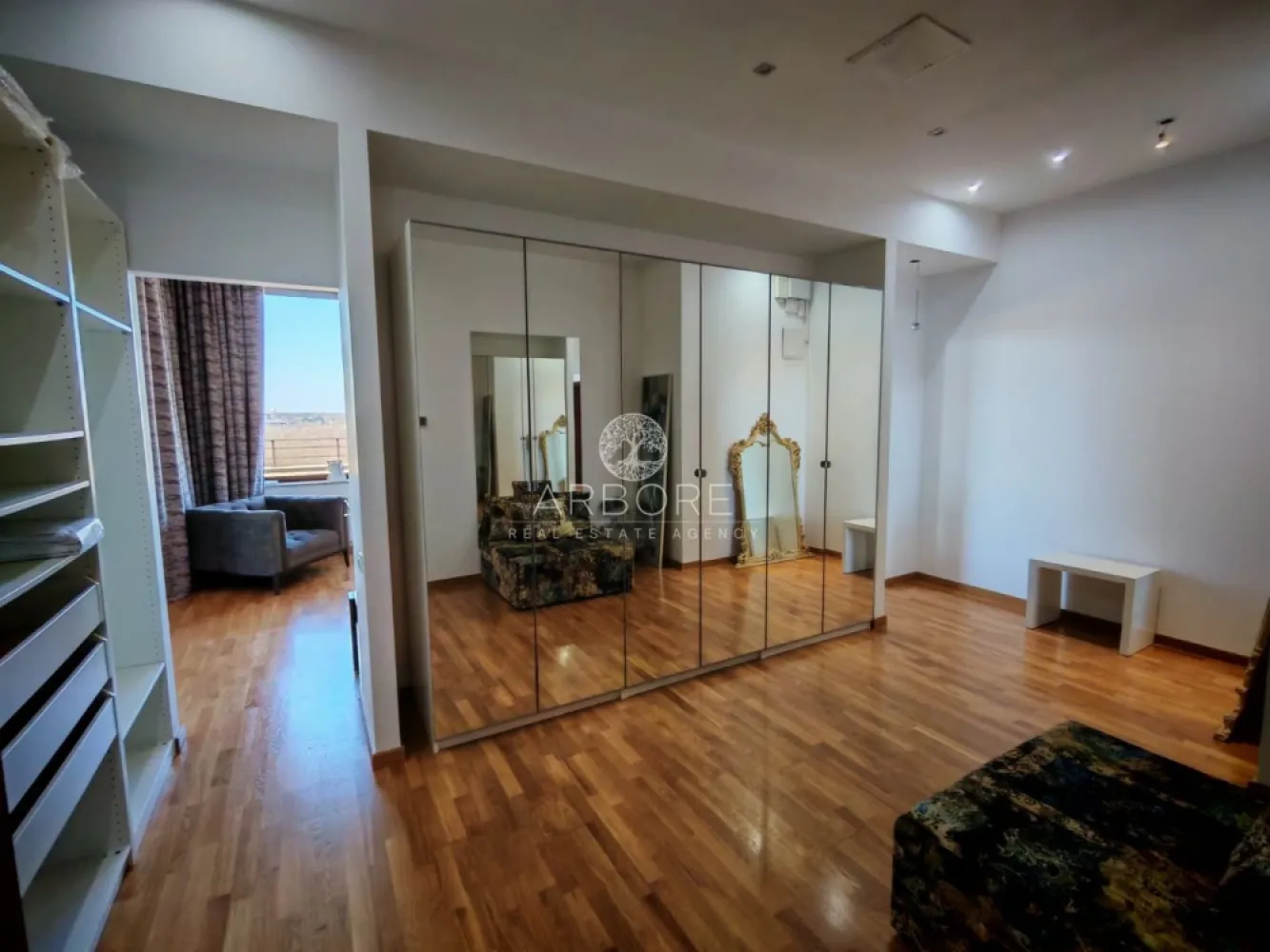 Penthouse 5 camere 250 mp lângă Ambasada SUA , zona Băneasa București