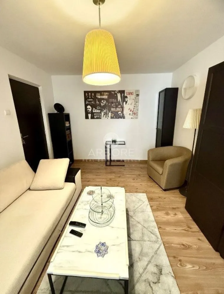 Apartament decomandat 2 camere Victoriei - Disponibil spre închiriere un apartament de 2 camere, situat la 3 minute de mers pe jos de stația de metrou și Piața Victoriei. Apartamentul este amplasat într-un bloc retras de la strada principală, la etajul 1/10, dotat cu lift. 

Detalii apartament:
• 2 camere spațioase și luminoase
• Balcon închis
• Complet utilat și mobilat modern
• Dotări:
• cablu TV și internet
• mașină de spălat vase
• mașină de spălat rufe cu uscator
• frigider
• televizoare
• aparate de aer condiționat
• loc de parcare inclus

Avantaje zonă:
• Acces facil la mijloace de transport (metrou, autobuze, tramvaie)
• Numeroase școli și grădinițe în apropiere
• Restaurante, cafenele, farmacii, saloane de înfrumusețare 
• Supermarketuri (Mega Image, Penny)
• Sală de fitness
• Parcul Kiseleff 

Apartamentul este ideal pentru o familie sau pentru persoane care își doresc să locuiască într-o zonă centrală, liniștită și bine conectată.
Accesul se poate face din Bd. Nicolae Titulescu.
Disponibil imediat . Se inchiriaza complet mobilat si utilat.
Va stam la dispozitie pentru informatii suplimentare sau pentru programarea unei vizionari.
Comisionul agentiei este de 50% din prima prima luna, iar perioada minima a inchirierii este de 12 luni.

Cu deosebita consideratie, 
Arbore Real Estate