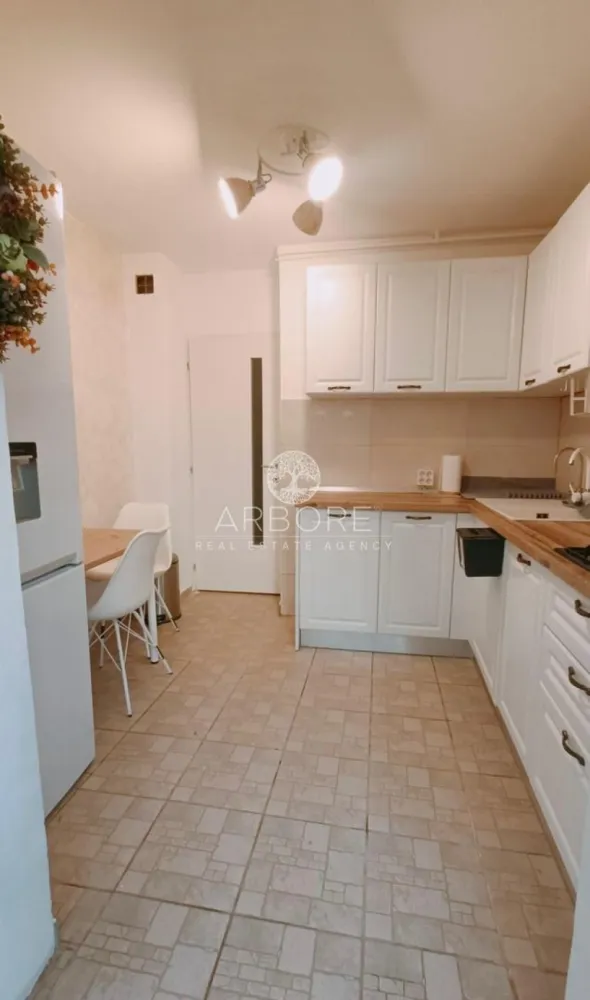 Închiriere apartament 3 camere Tineretului - Închiriere apartament cu 3 camere, situat in cartierul Tineretului , zona Școala Nr. 97, intr-un imobil construit in anul 1984, confort 1, decomandat, parter (înalt)din 4 cu o suprafata de 73 mp, cu 2 grupuri sanitare, 2 spații de depozitare ( debara și cămară ) și un balcon. Imobilul este situat in apropiere de piata, metrou , stație RATB, scoli, gradinițe, resturante si magazine alimentare.
Loc de parcare optional
Disponibil imediat . Se inchiriaza complet mobilat si utilat.
Va stam la dispozitie pentru informatii suplimentare sau pentru programarea unei vizionari.
Comisionul agentiei este de 50% din prima prima luna, iar perioada minima a inchirierii este de 12 luni.

Cu deosebita consideratie, 
Arbore Real Estate