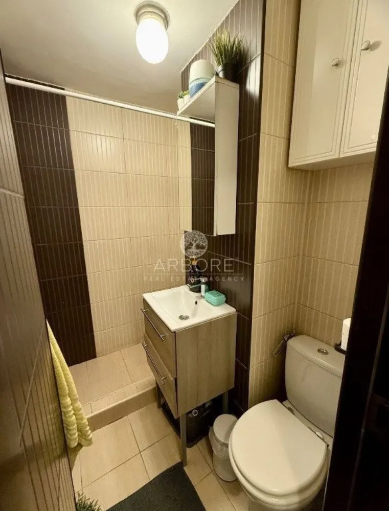 Apartament decomandat 2 camere Victoriei - Disponibil spre închiriere un apartament de 2 camere, situat la 3 minute de mers pe jos de stația de metrou și Piața Victoriei. Apartamentul este amplasat într-un bloc retras de la strada principală, la etajul 1/10, dotat cu lift. 

Detalii apartament:
• 2 camere spațioase și luminoase
• Balcon închis
• Complet utilat și mobilat modern
• Dotări:
• cablu TV și internet
• mașină de spălat vase
• mașină de spălat rufe cu uscator
• frigider
• televizoare
• aparate de aer condiționat
• loc de parcare inclus

Avantaje zonă:
• Acces facil la mijloace de transport (metrou, autobuze, tramvaie)
• Numeroase școli și grădinițe în apropiere
• Restaurante, cafenele, farmacii, saloane de înfrumusețare 
• Supermarketuri (Mega Image, Penny)
• Sală de fitness
• Parcul Kiseleff 

Apartamentul este ideal pentru o familie sau pentru persoane care își doresc să locuiască într-o zonă centrală, liniștită și bine conectată.
Accesul se poate face din Bd. Nicolae Titulescu.
Disponibil imediat . Se inchiriaza complet mobilat si utilat.
Va stam la dispozitie pentru informatii suplimentare sau pentru programarea unei vizionari.
Comisionul agentiei este de 50% din prima prima luna, iar perioada minima a inchirierii este de 12 luni.

Cu deosebita consideratie, 
Arbore Real Estate